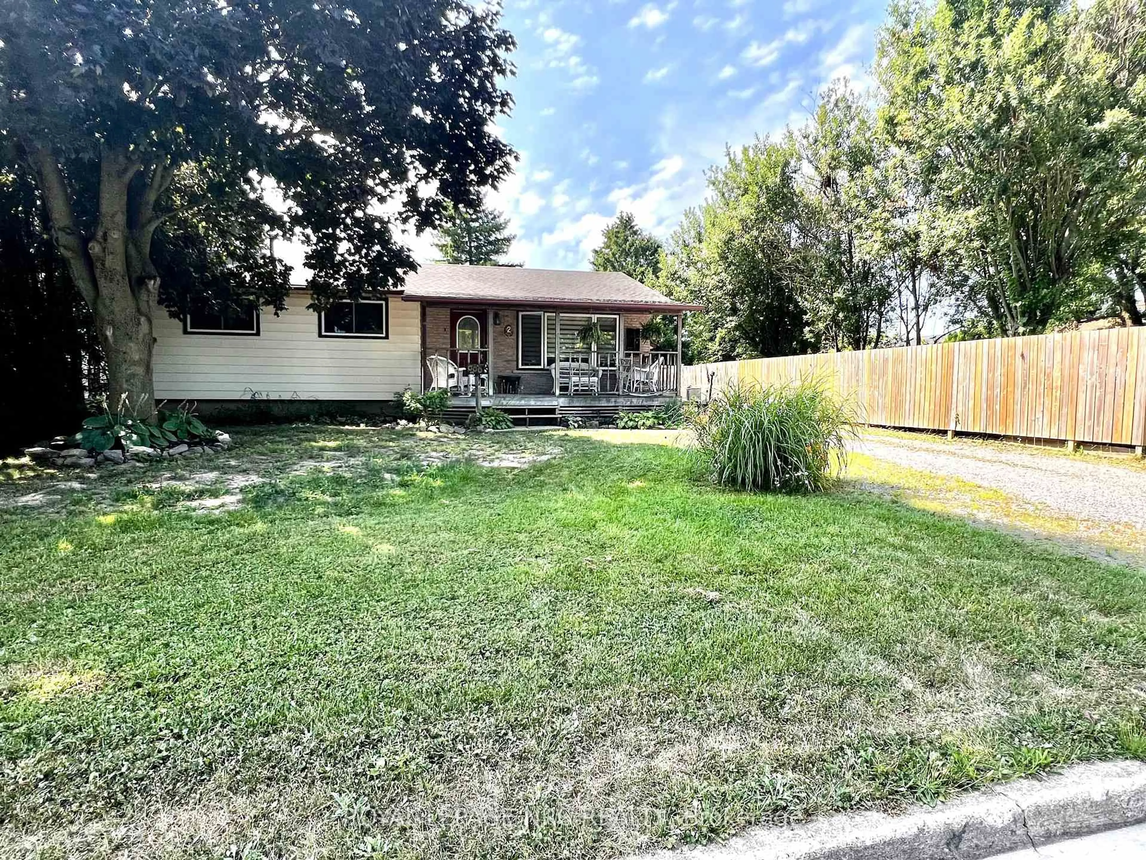 A pic from outside/outdoor area/front of a property/back of a property/a pic from drone, street for 2 Pioneer Village Cres, Thorold Ontario L2V 4J8
