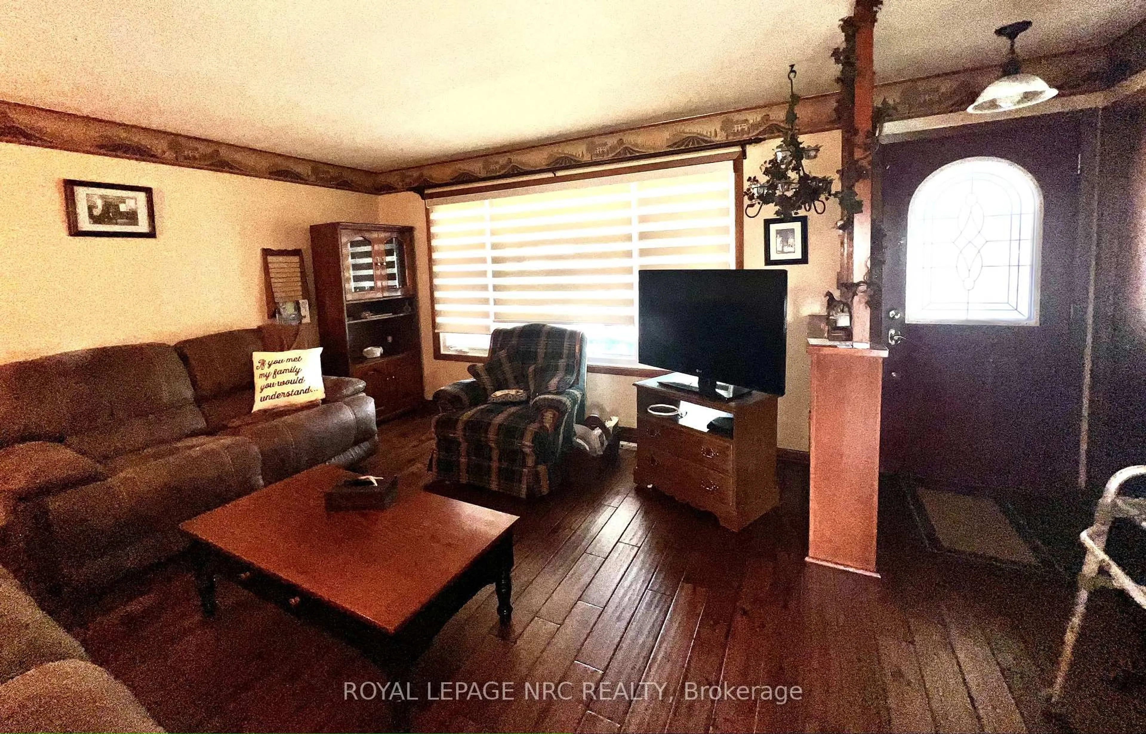 Living room with furniture, wood/laminate floor for 2 Pioneer Village Cres, Thorold Ontario L2V 4J8