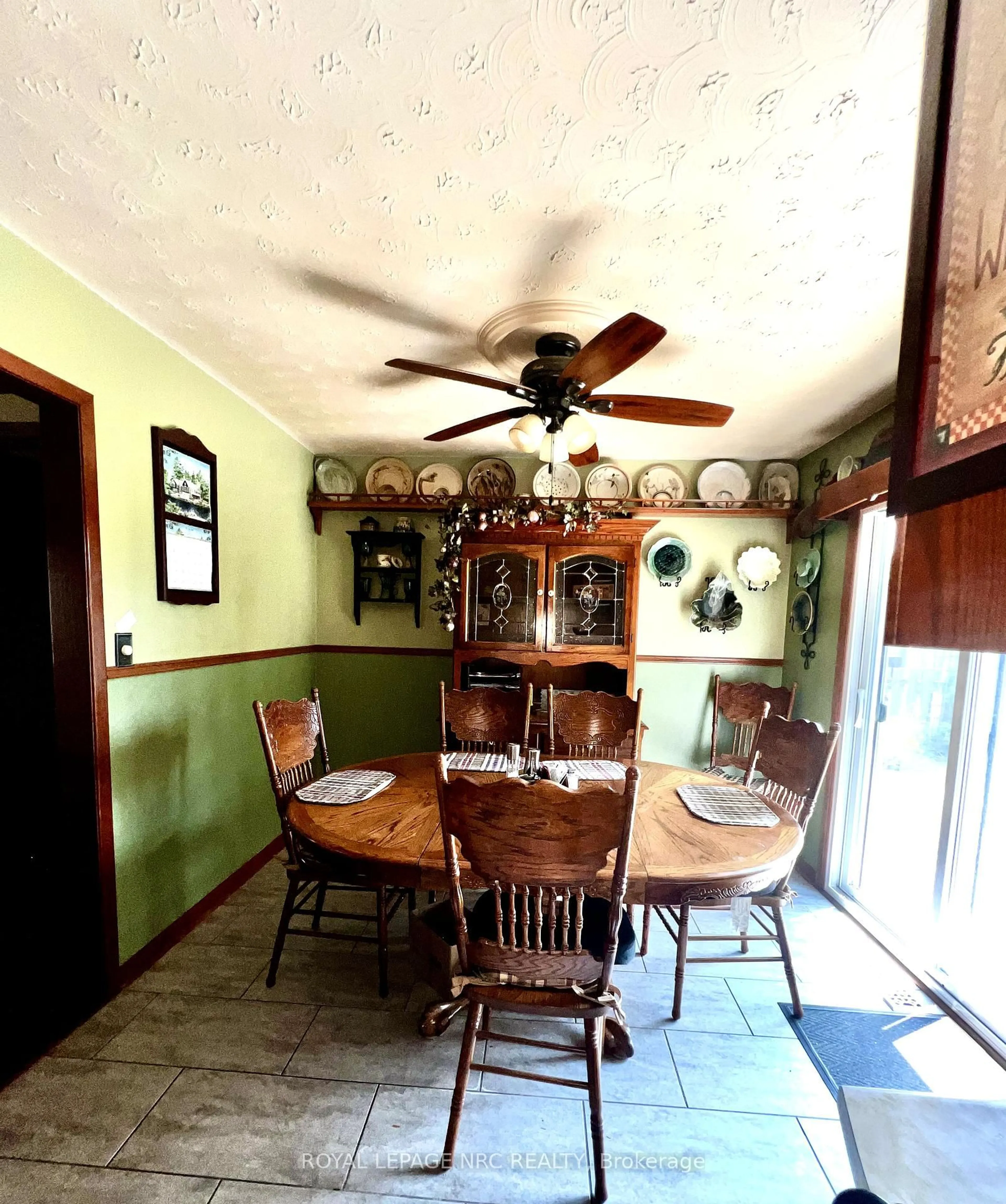 Dining room, ceramic/tile floor for 2 Pioneer Village Cres, Thorold Ontario L2V 4J8