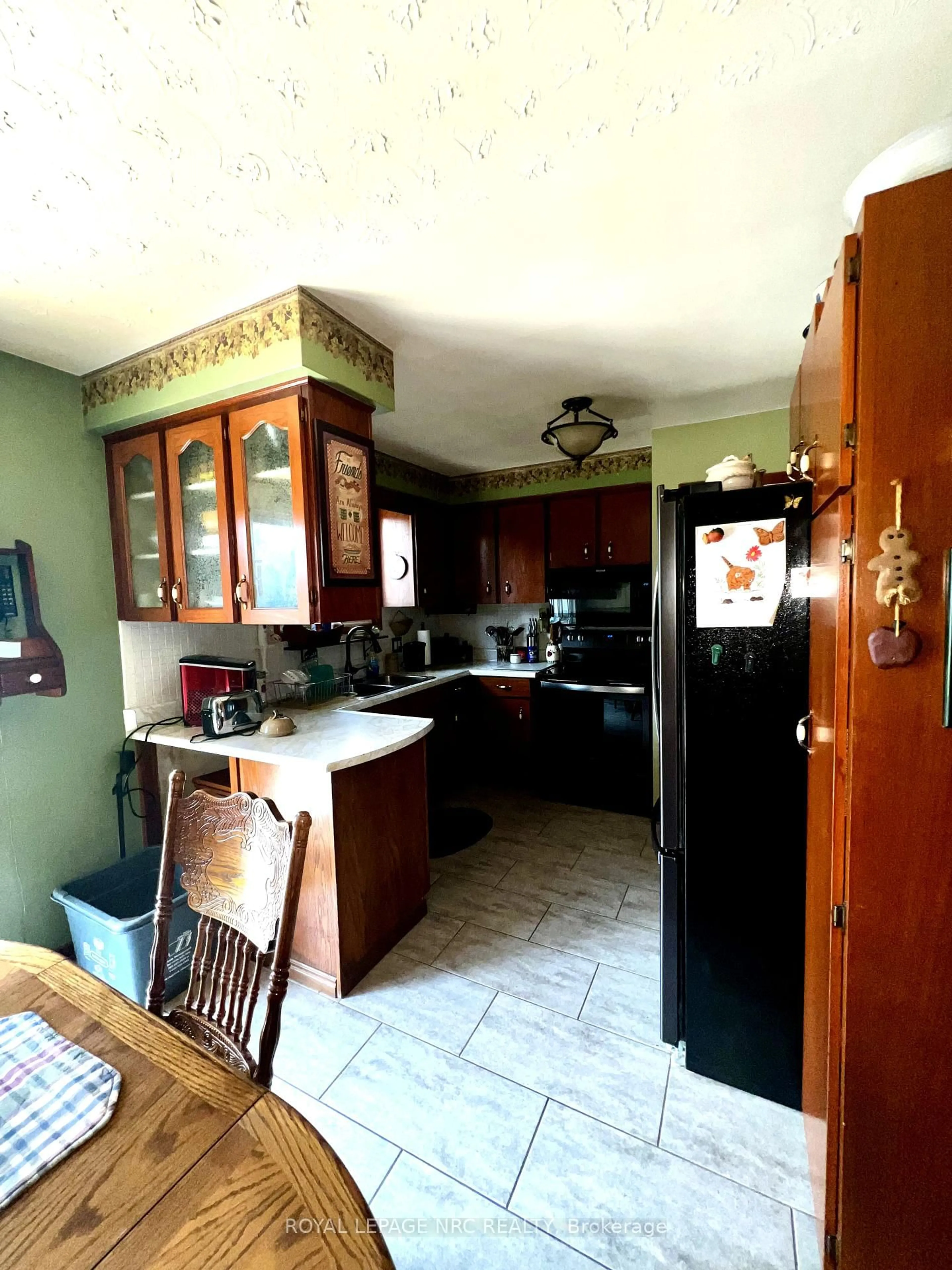 Unknown for 2 Pioneer Village Cres, Thorold Ontario L2V 4J8