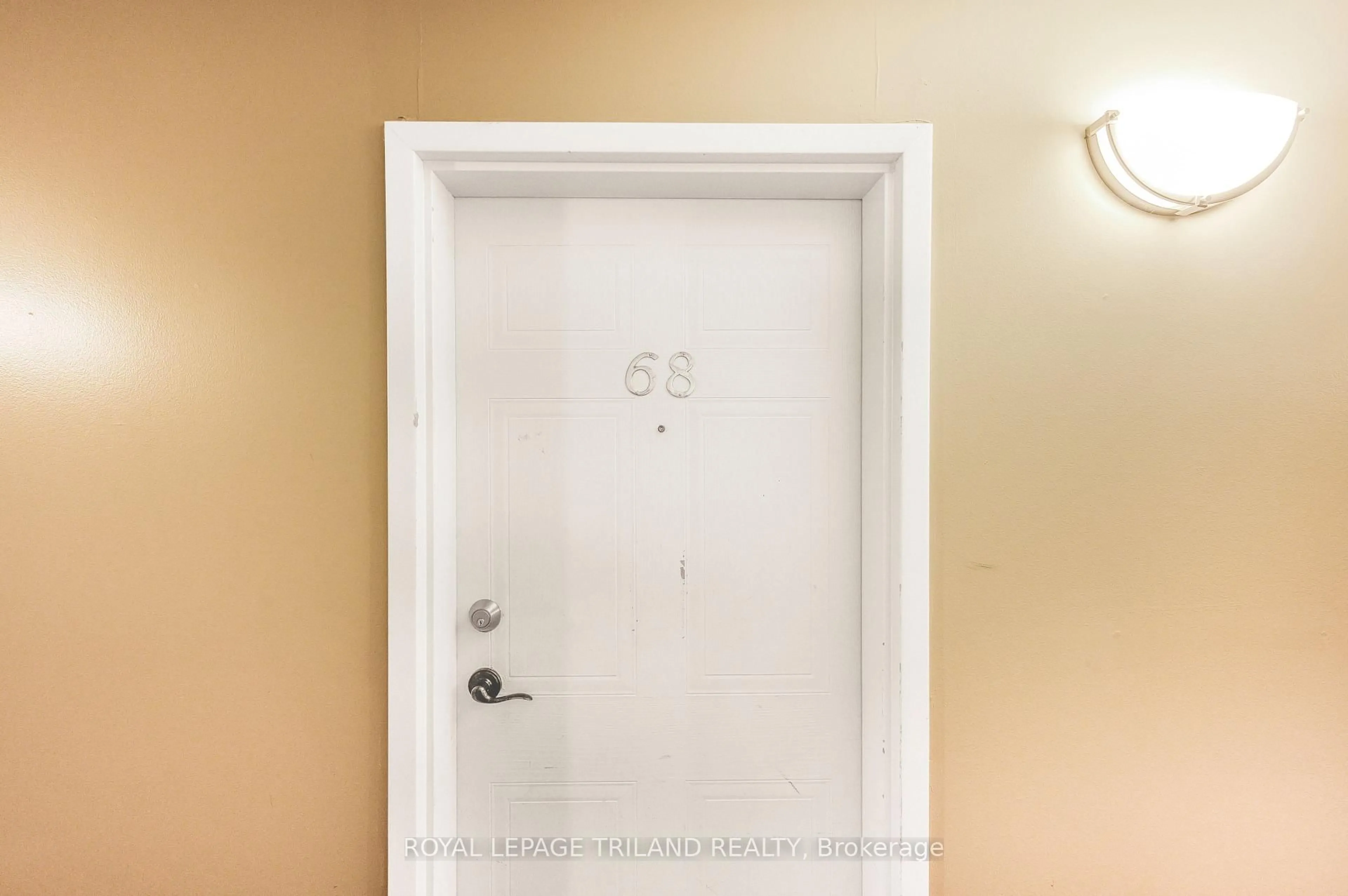 Indoor entryway for 1096 Jalna Blvd #68, London South Ontario N6E 2S2