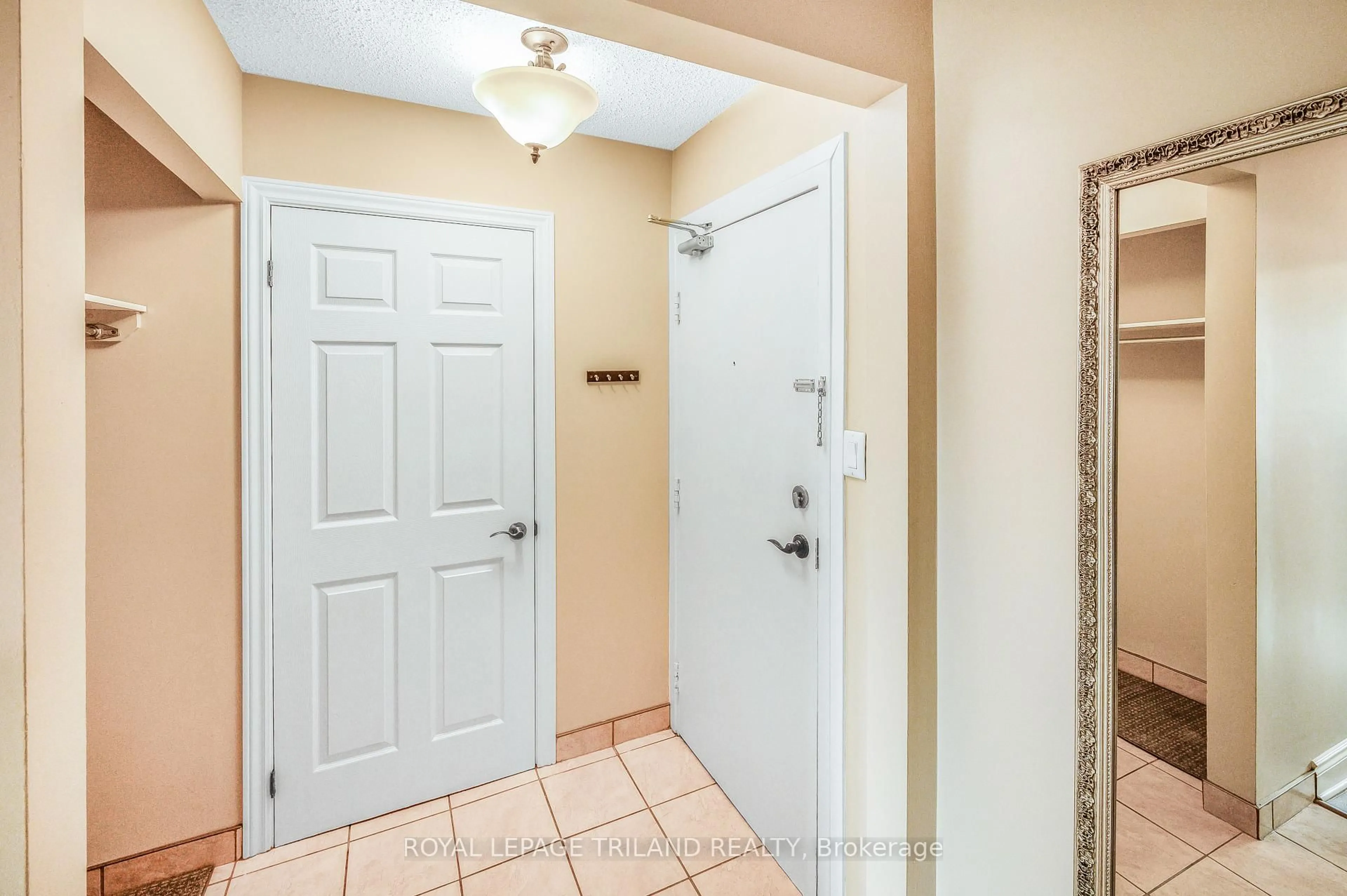 Indoor entryway for 1096 Jalna Blvd #68, London South Ontario N6E 2S2