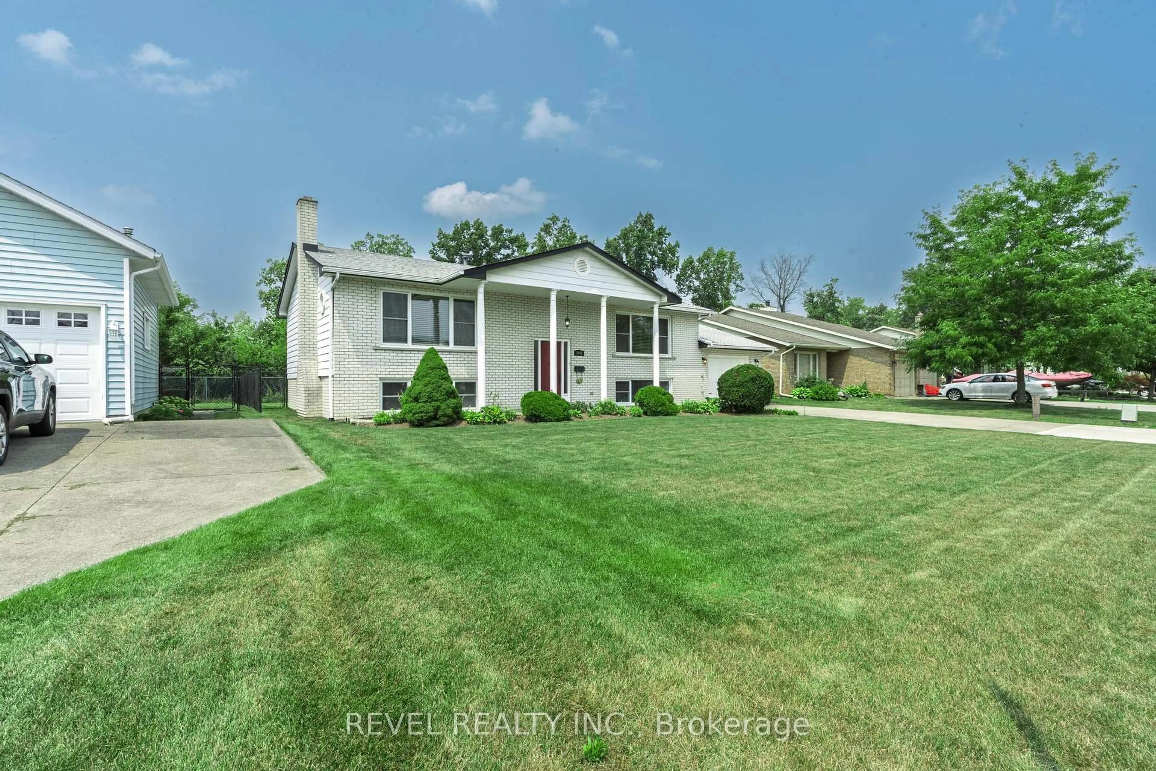 A pic from outside/outdoor area/front of a property/back of a property/a pic from drone, unknown for 3641 Rapids View Dr, Niagara Falls Ontario L2G 7M8