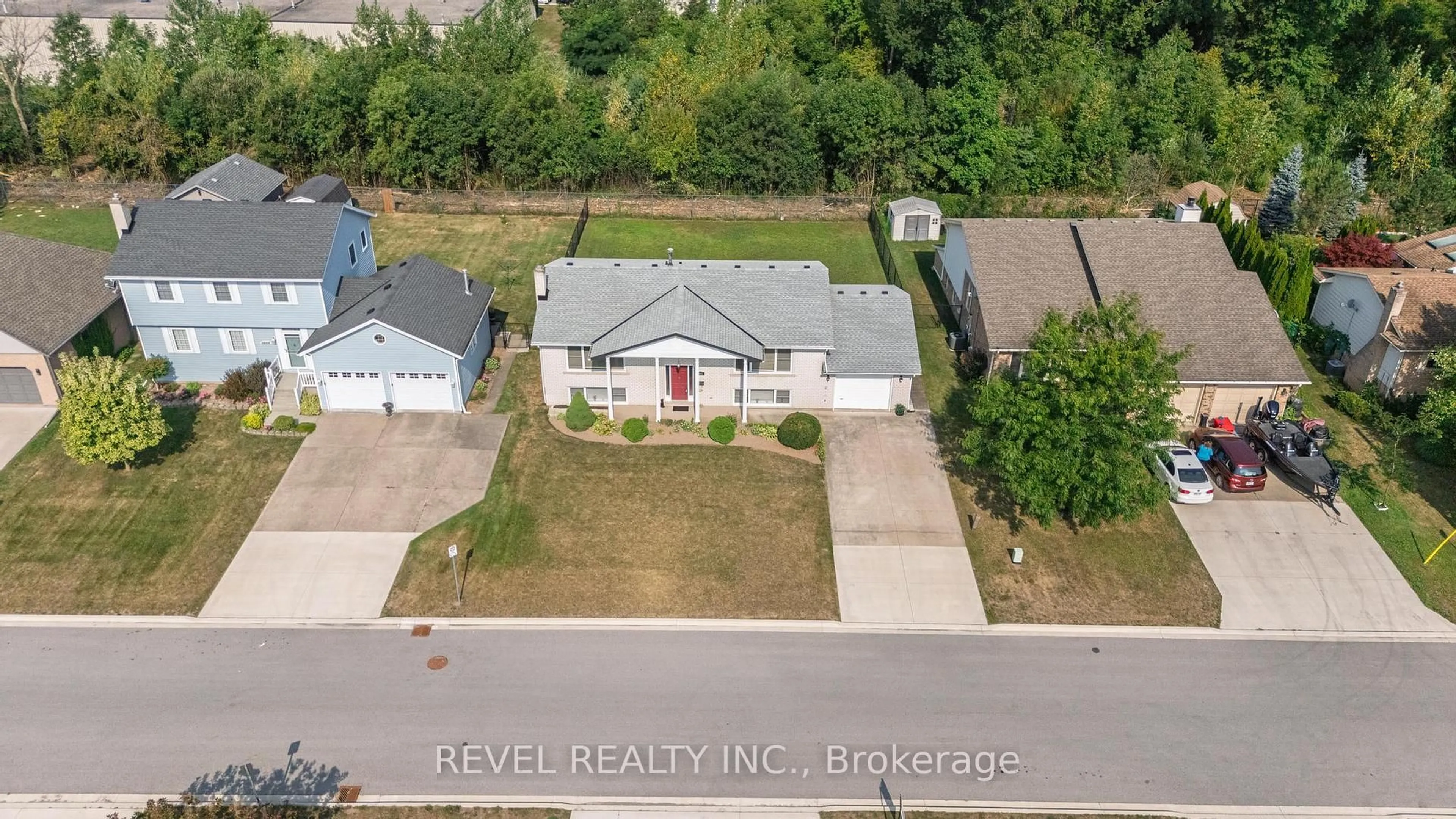 A pic from outside/outdoor area/front of a property/back of a property/a pic from drone, street for 3641 Rapids View Dr, Niagara Falls Ontario L2G 7M8
