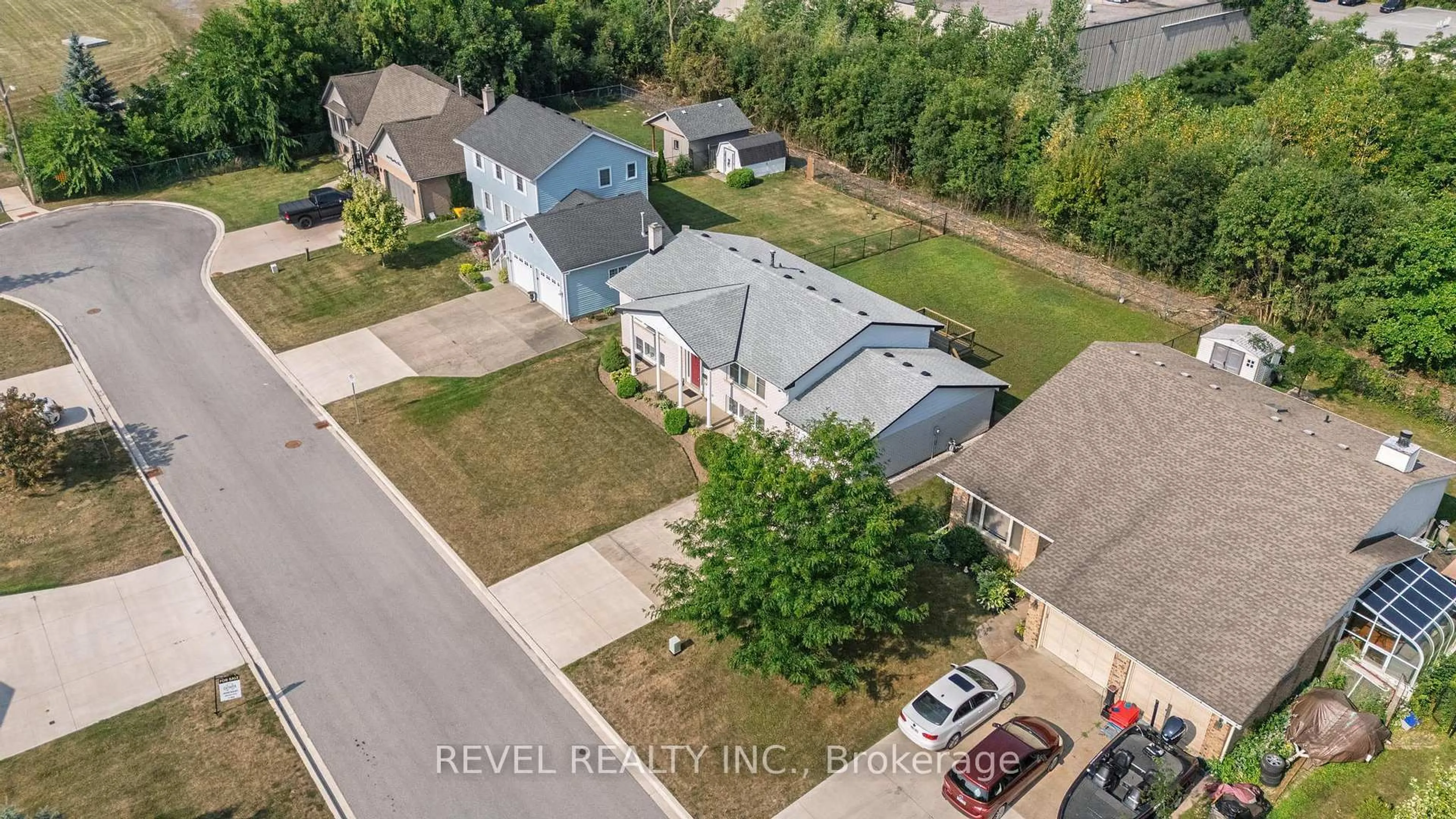 A pic from outside/outdoor area/front of a property/back of a property/a pic from drone, street for 3641 Rapids View Dr, Niagara Falls Ontario L2G 7M8