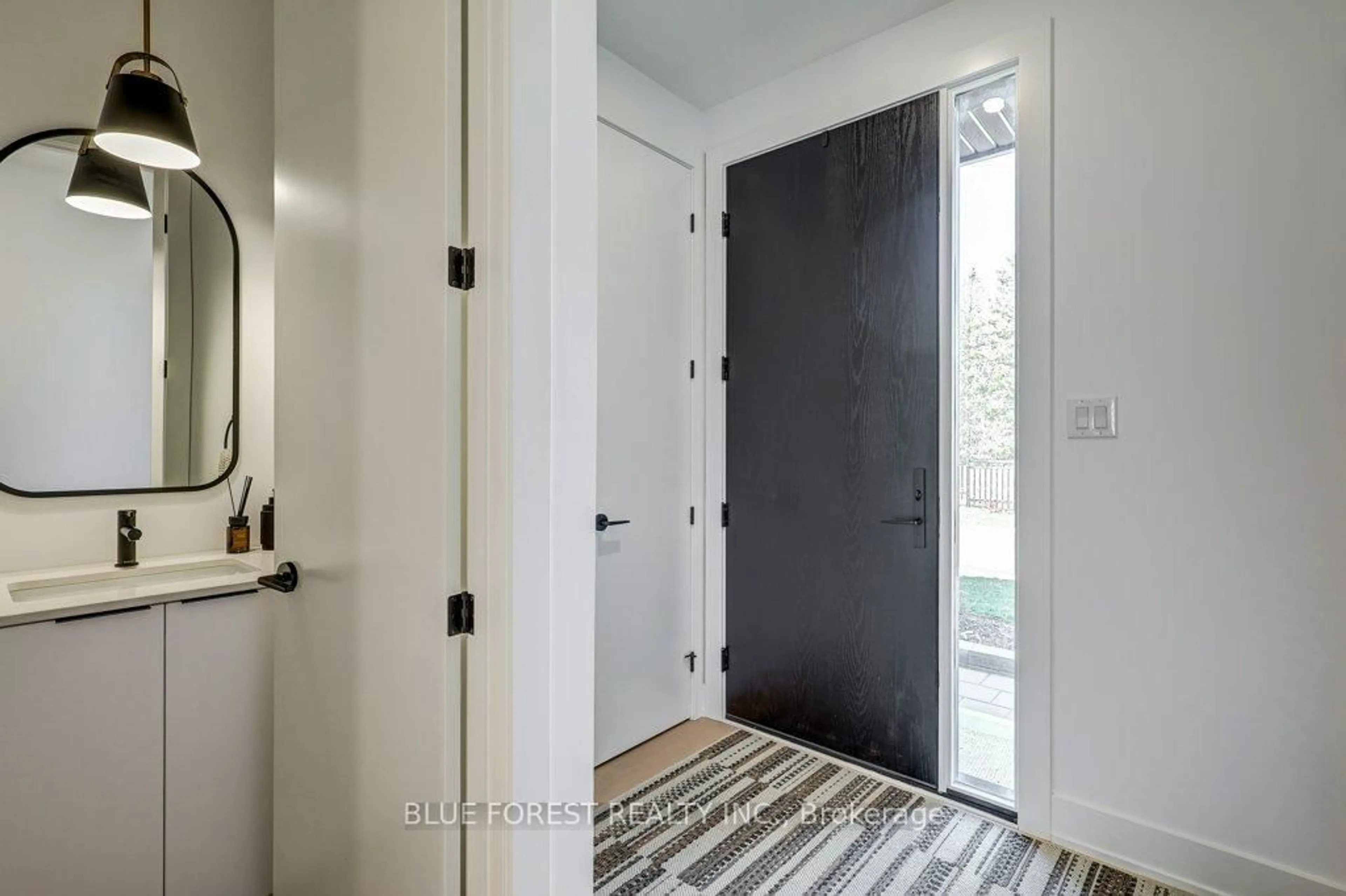 Indoor entryway for 1965 Upperpoint Gate #35, London South Ontario N6K 0K2