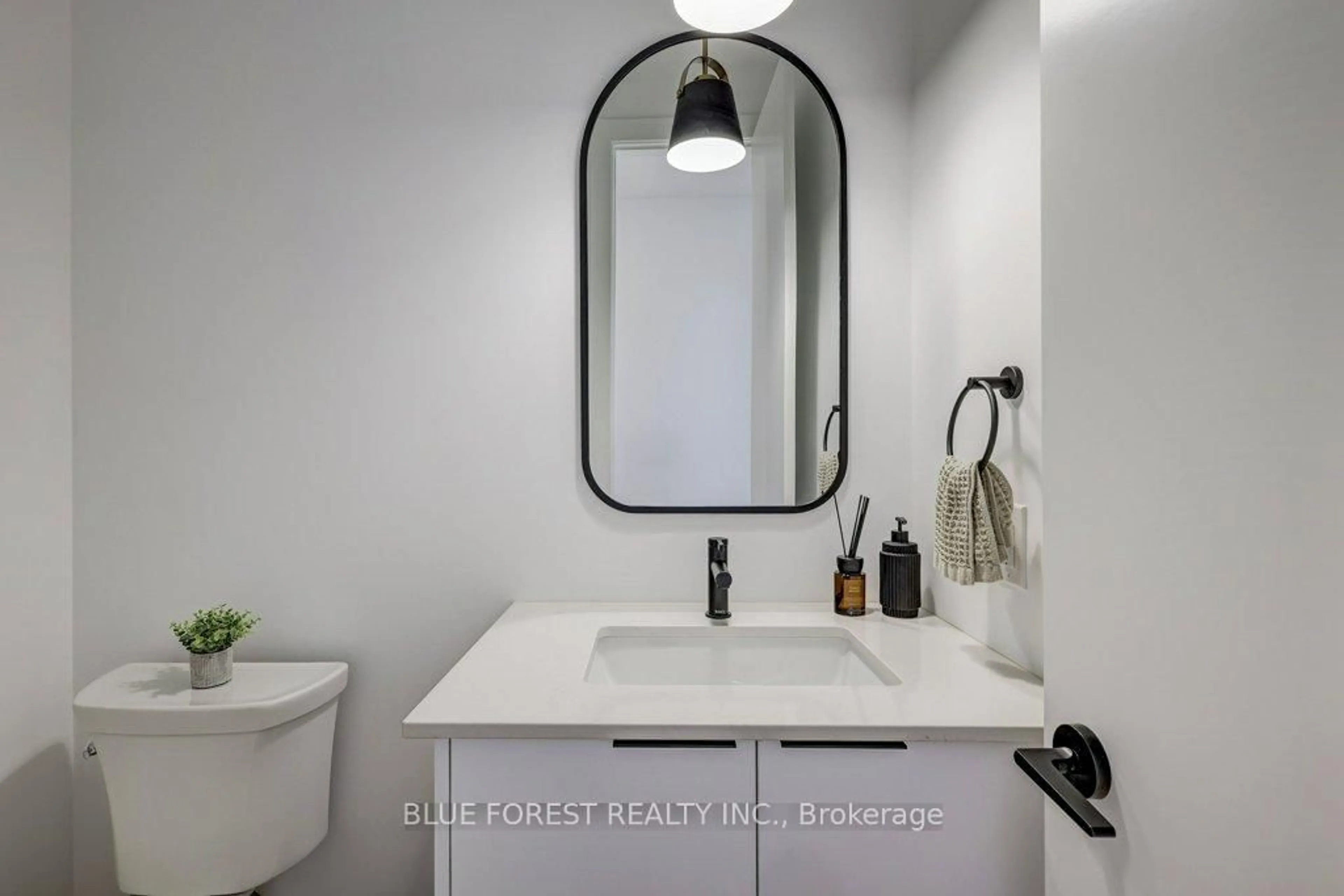 Contemporary bathroom, ceramic/tile floor for 1965 Upperpoint Gate #35, London South Ontario N6K 0K2