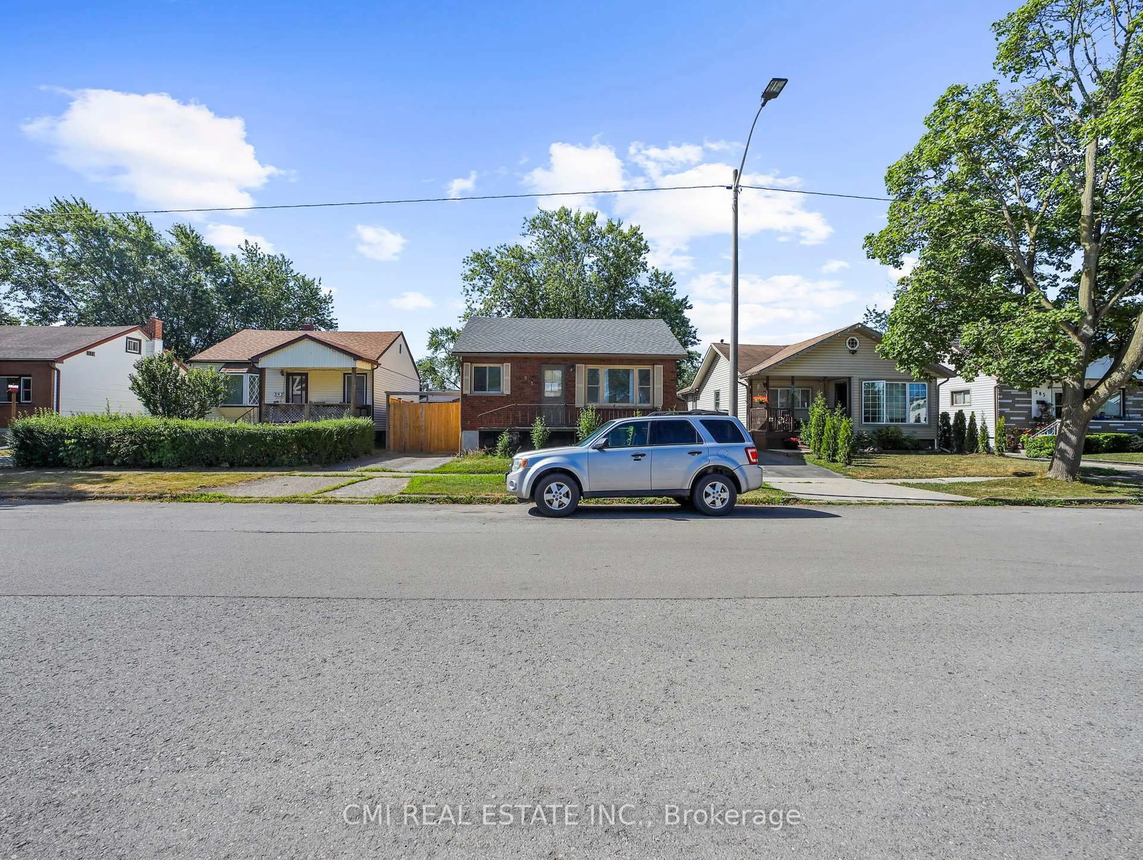 A pic from outside/outdoor area/front of a property/back of a property/a pic from drone, street for 393 Corvette St, Welland Ontario L3B 4S8