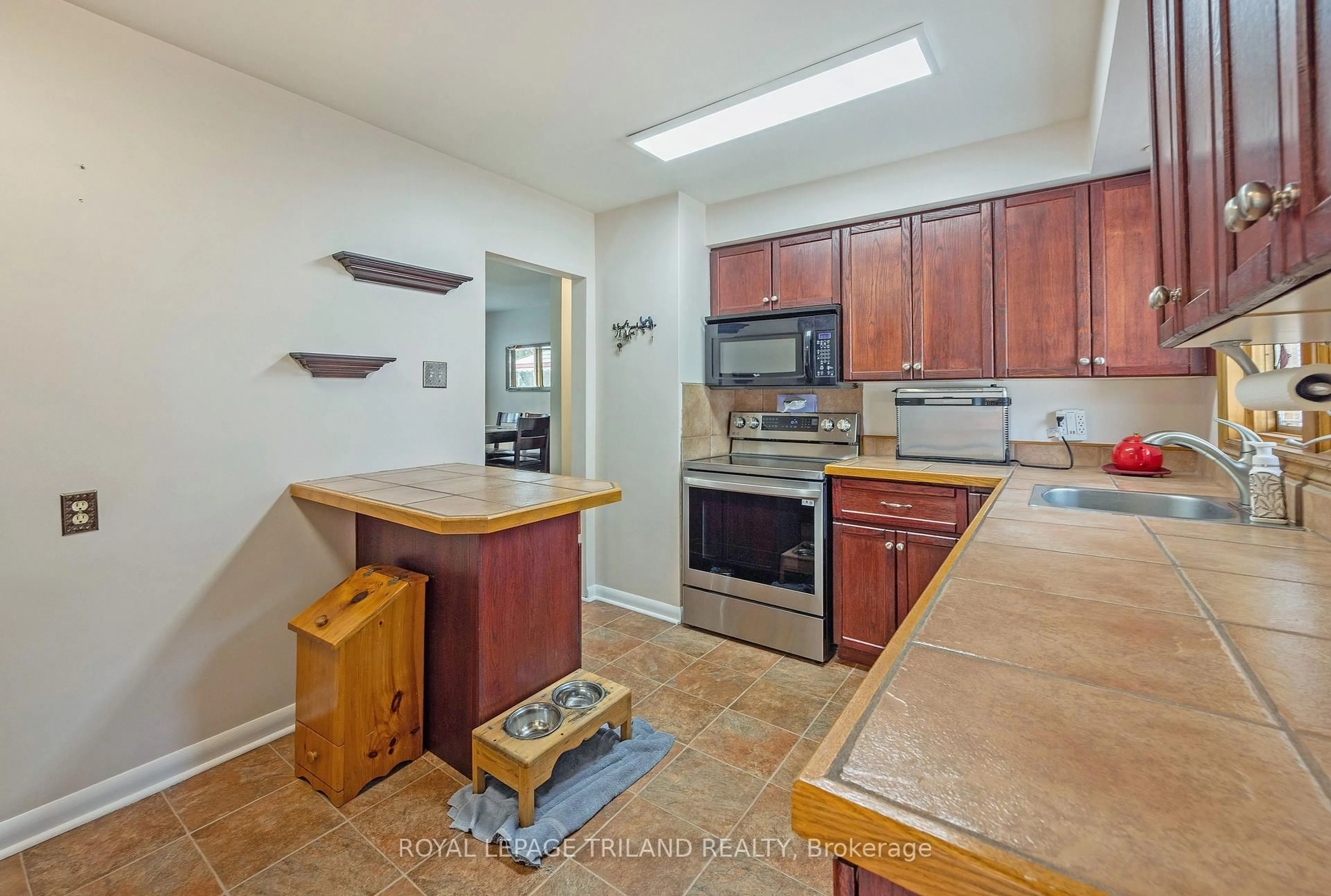 Standard kitchen, ceramic/tile floor for 107 Susan Ave, London East Ontario N5V 2G3
