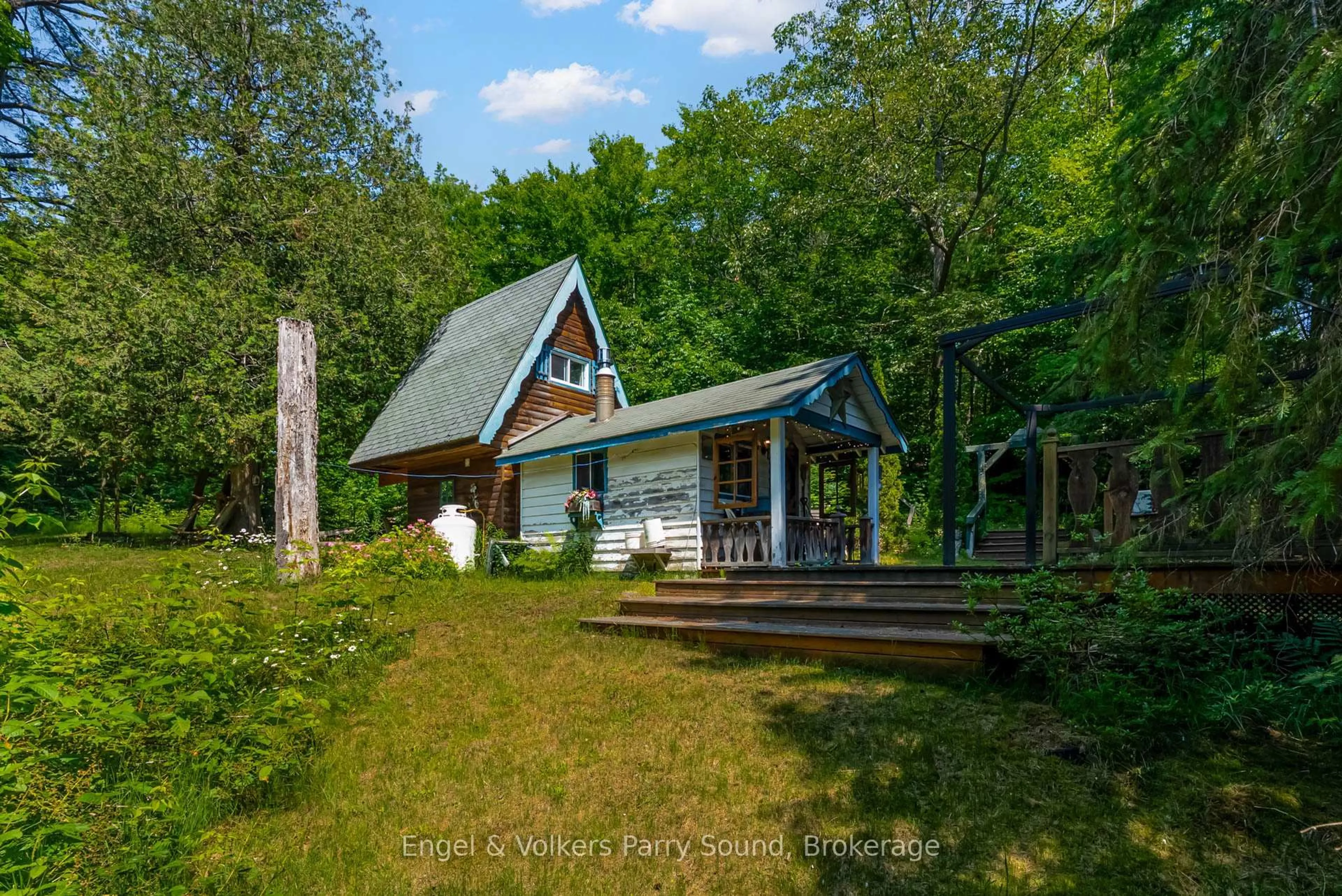 A pic from outside/outdoor area/front of a property/back of a property/a pic from drone, unknown for 382 Oastler Park Rd, Seguin Ontario P2A 2W8