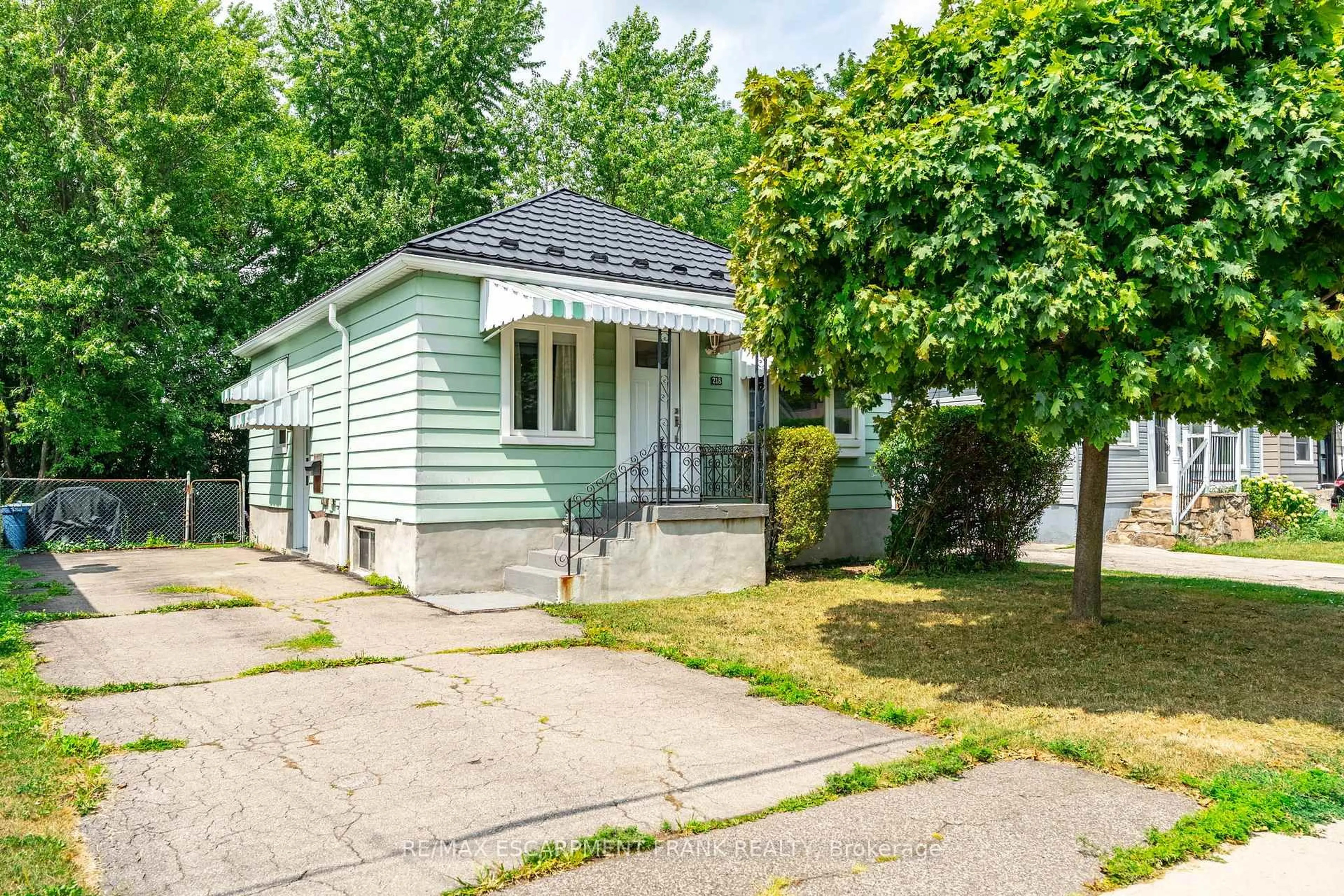 Unknown for 218 East 27th St, Hamilton Ontario L8V 3G4
