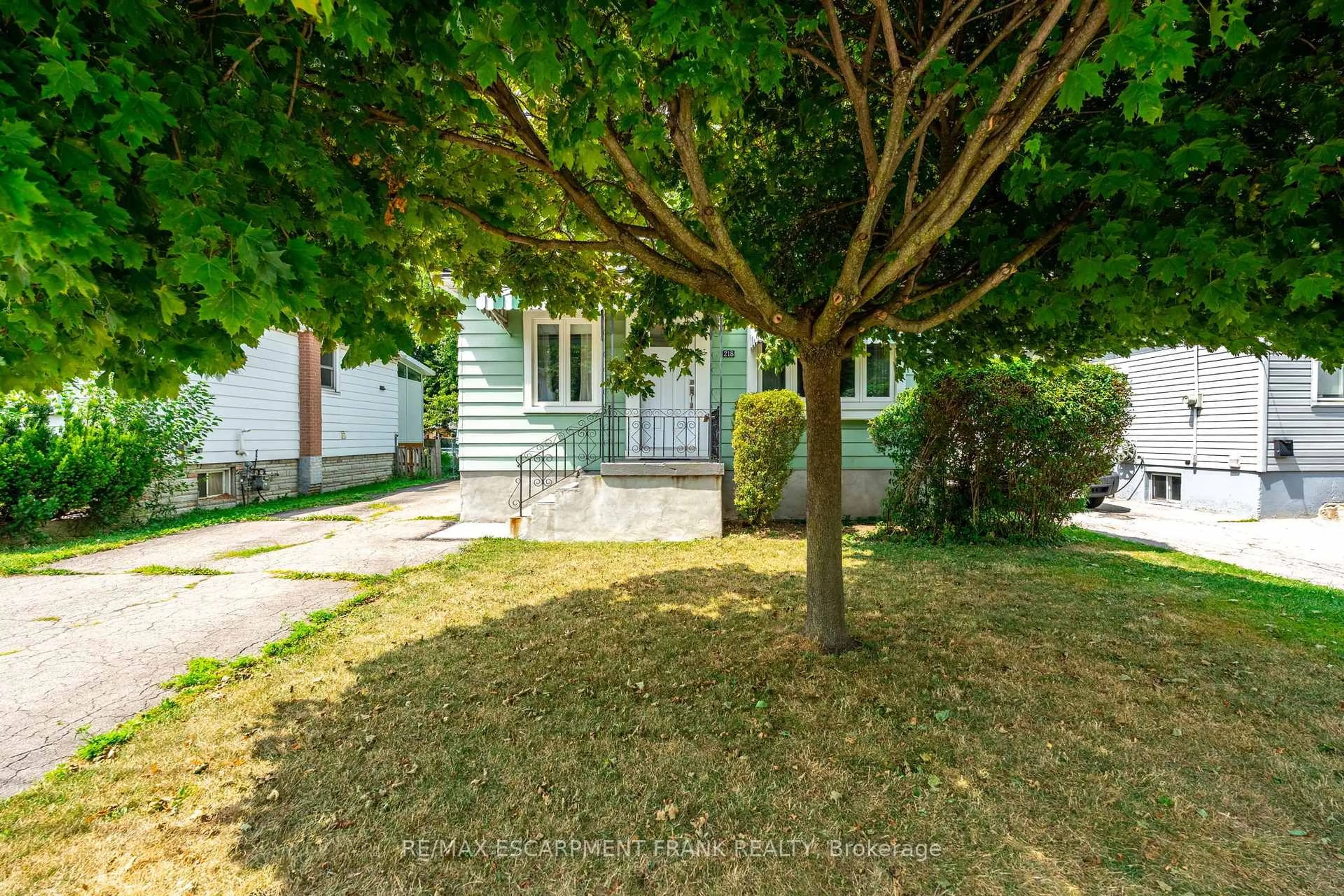 A pic from outside/outdoor area/front of a property/back of a property/a pic from drone, street for 218 East 27th St, Hamilton Ontario L8V 3G4