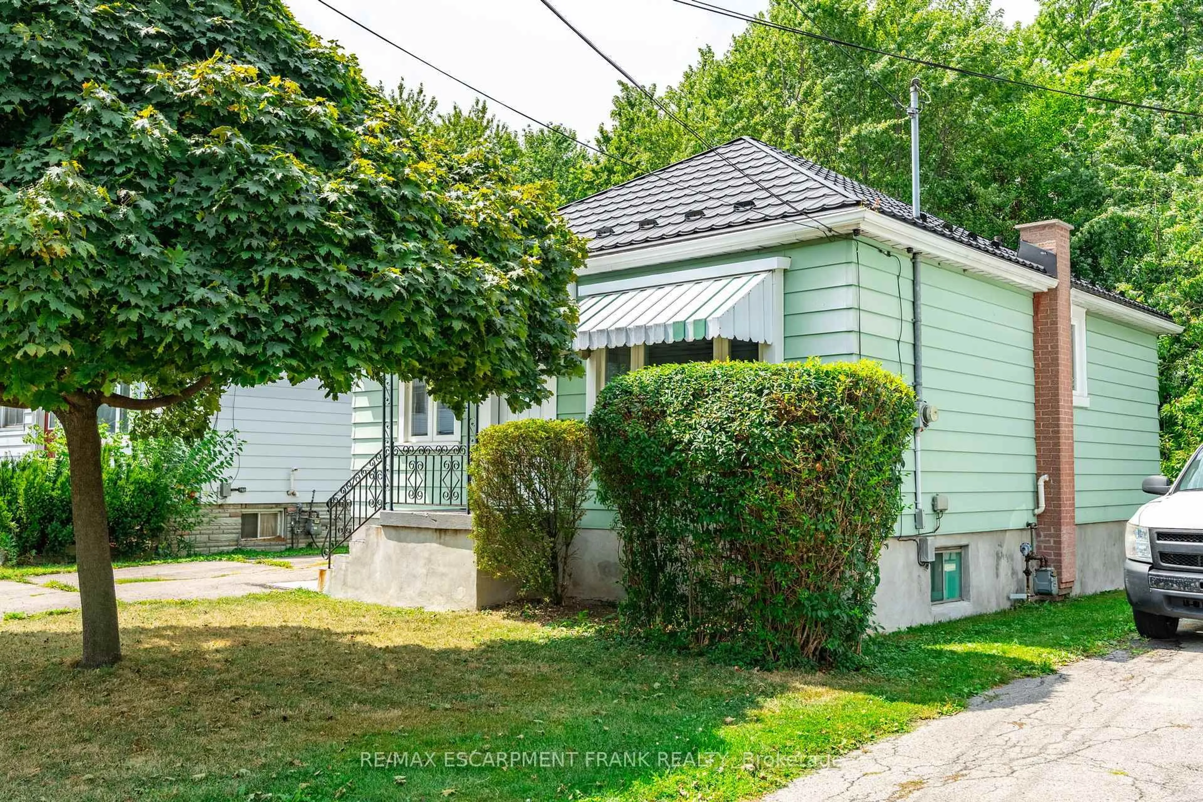 Unknown for 218 East 27th St, Hamilton Ontario L8V 3G4