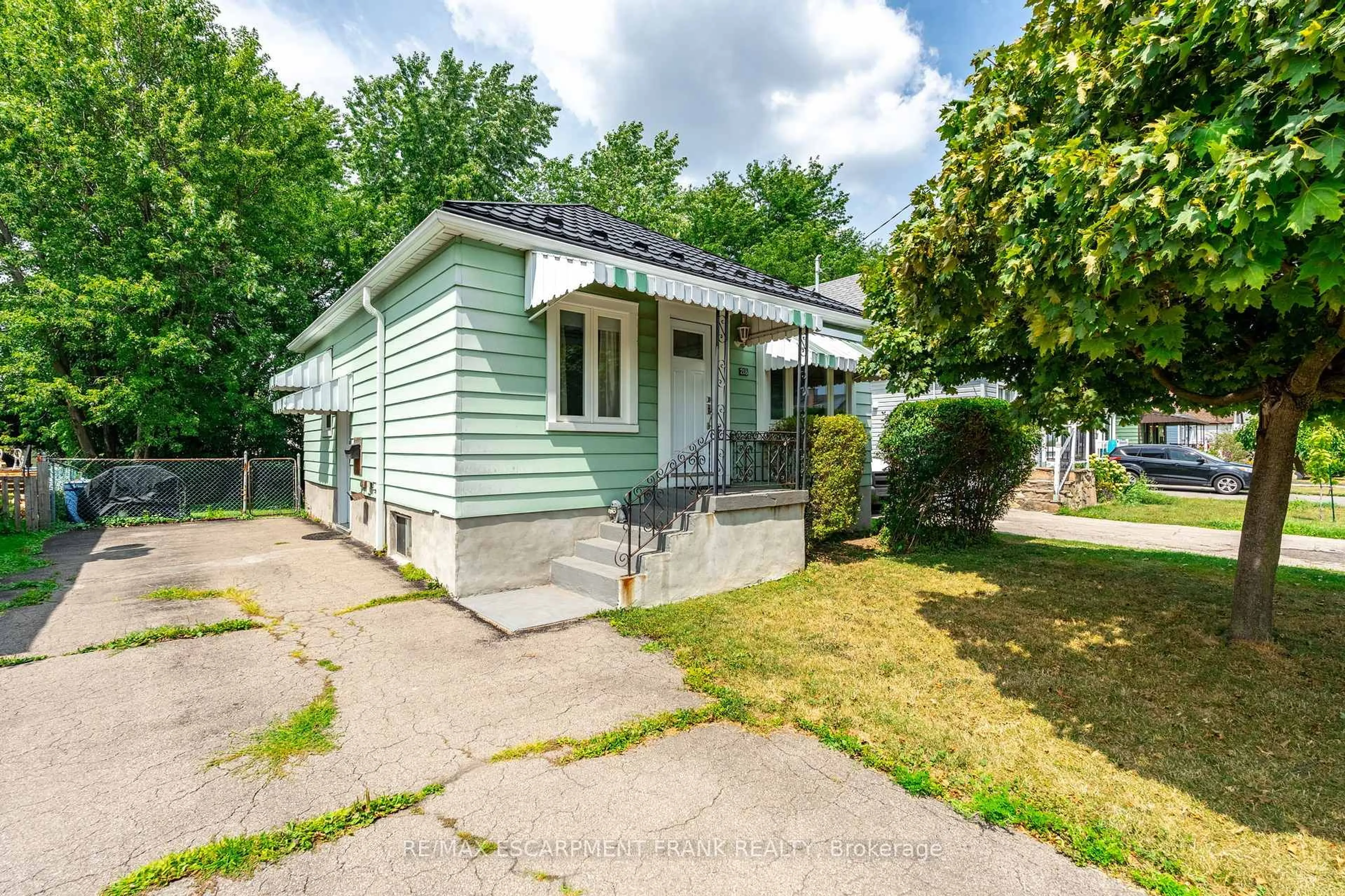 Unknown for 218 East 27th St, Hamilton Ontario L8V 3G4