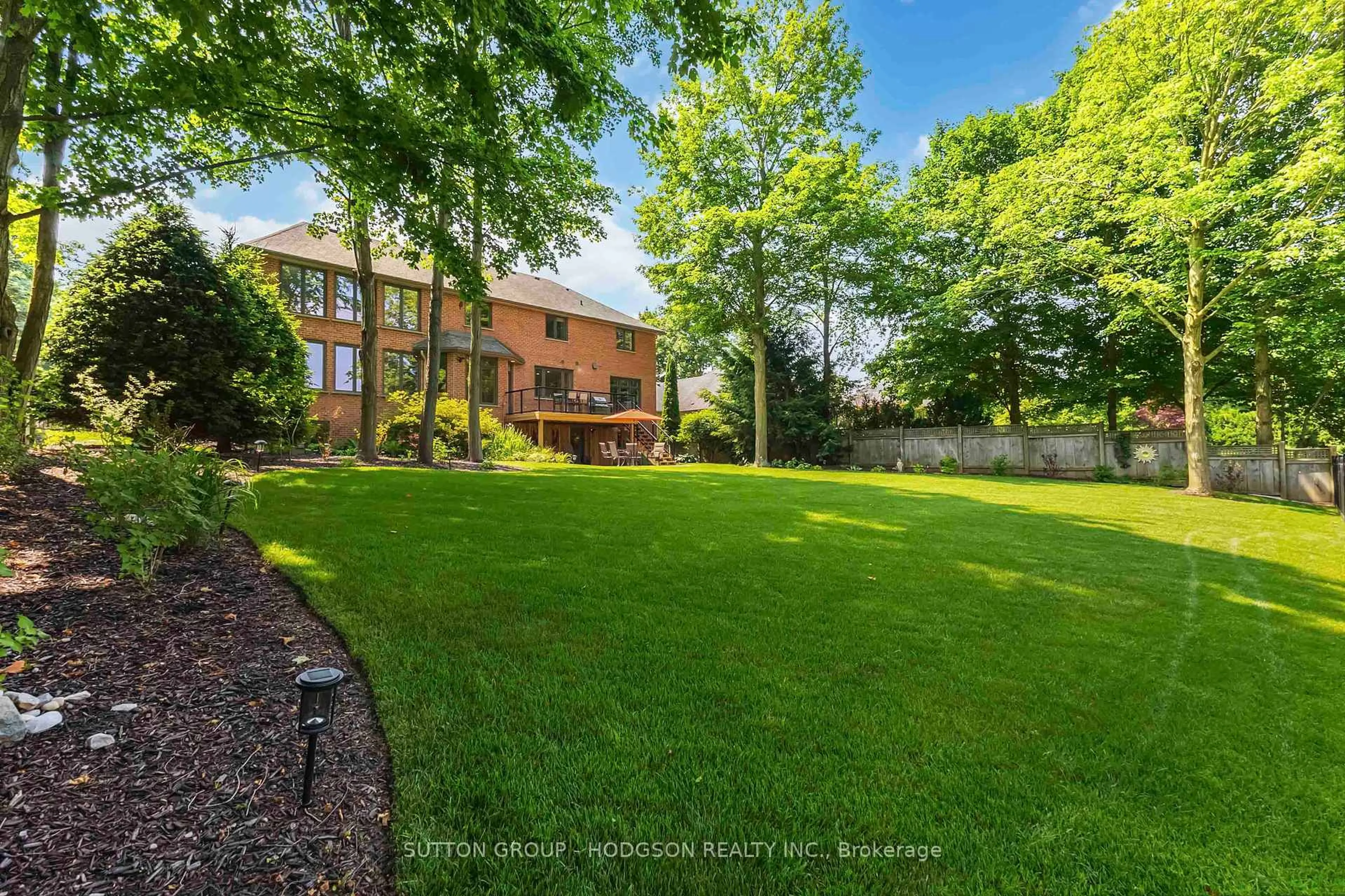 A pic from outside/outdoor area/front of a property/back of a property/a pic from drone, unknown for 90 Fitzwilliam Blvd, London North Ontario N6H 5H4