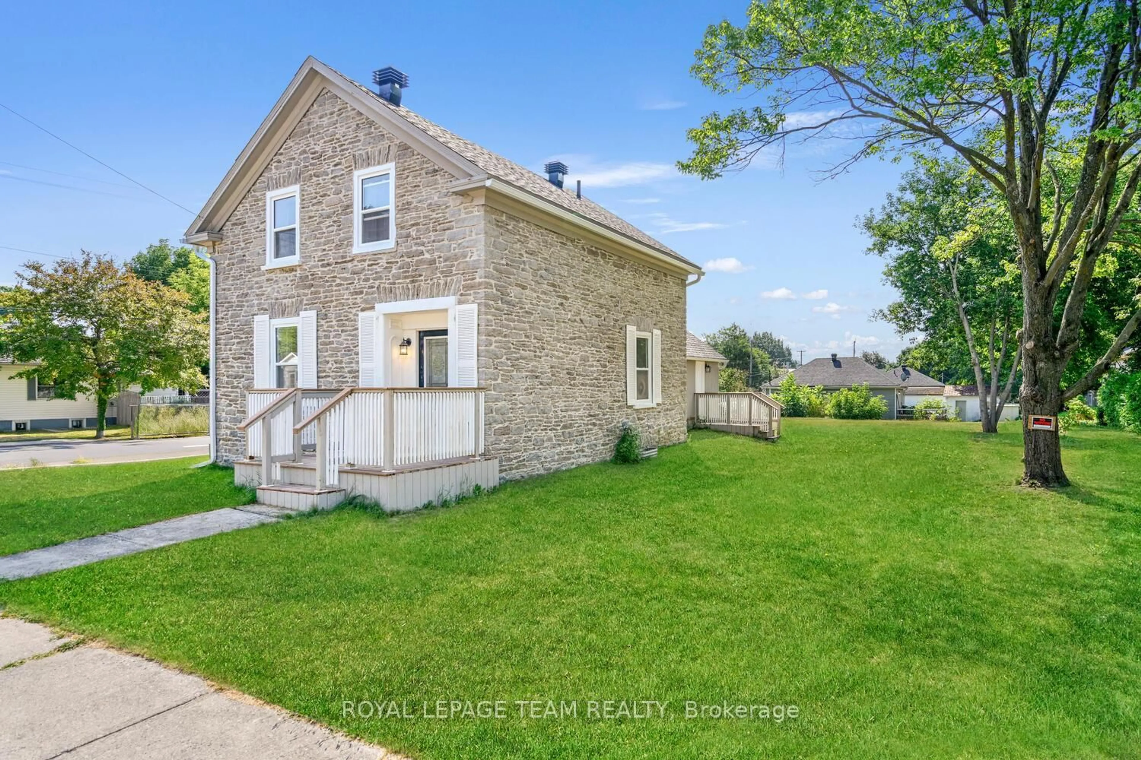 A pic from outside/outdoor area/front of a property/back of a property/a pic from drone, street for 297 Park St, Prescott Ontario K0E 1T0