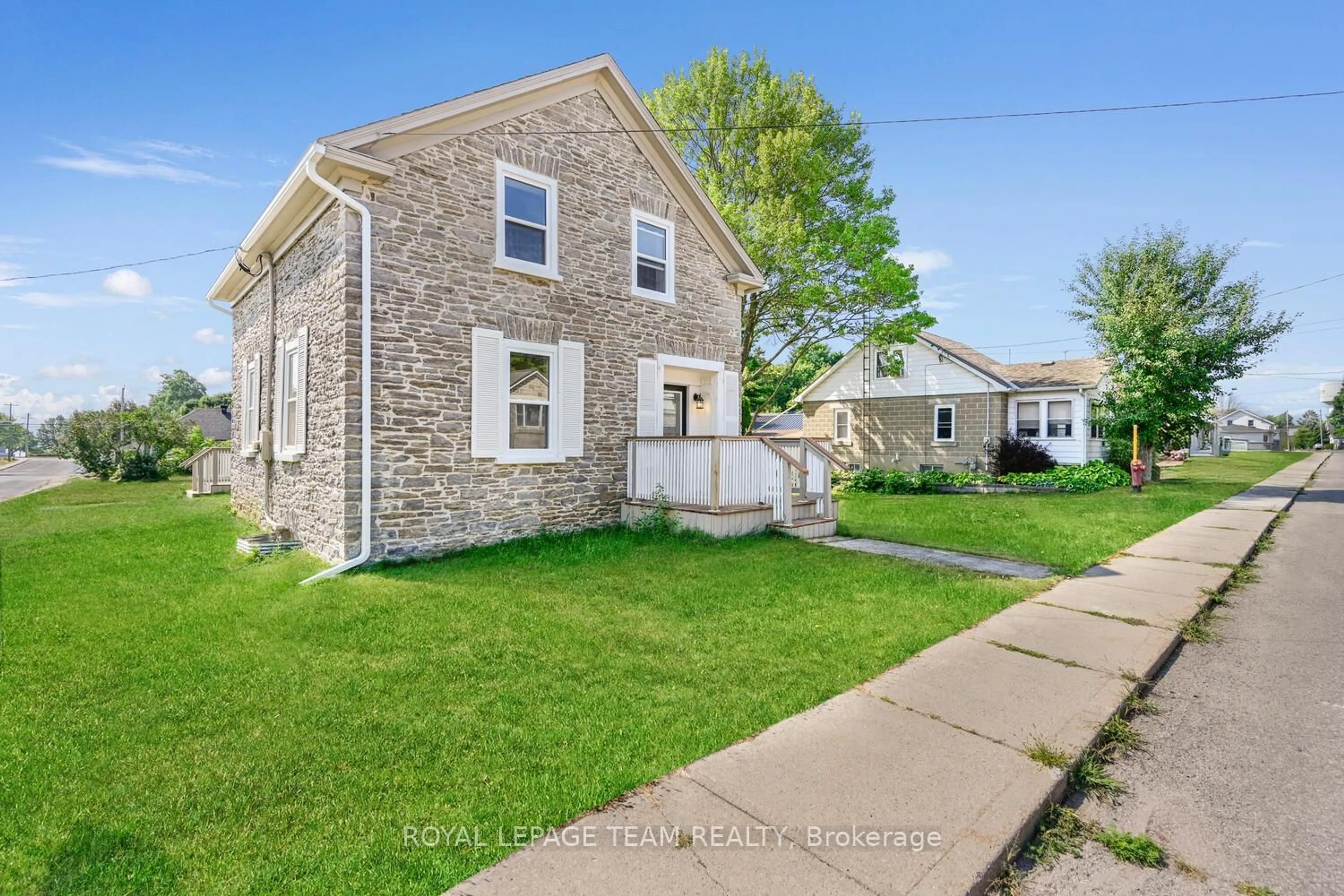 A pic from outside/outdoor area/front of a property/back of a property/a pic from drone, street for 297 Park St, Prescott Ontario K0E 1T0