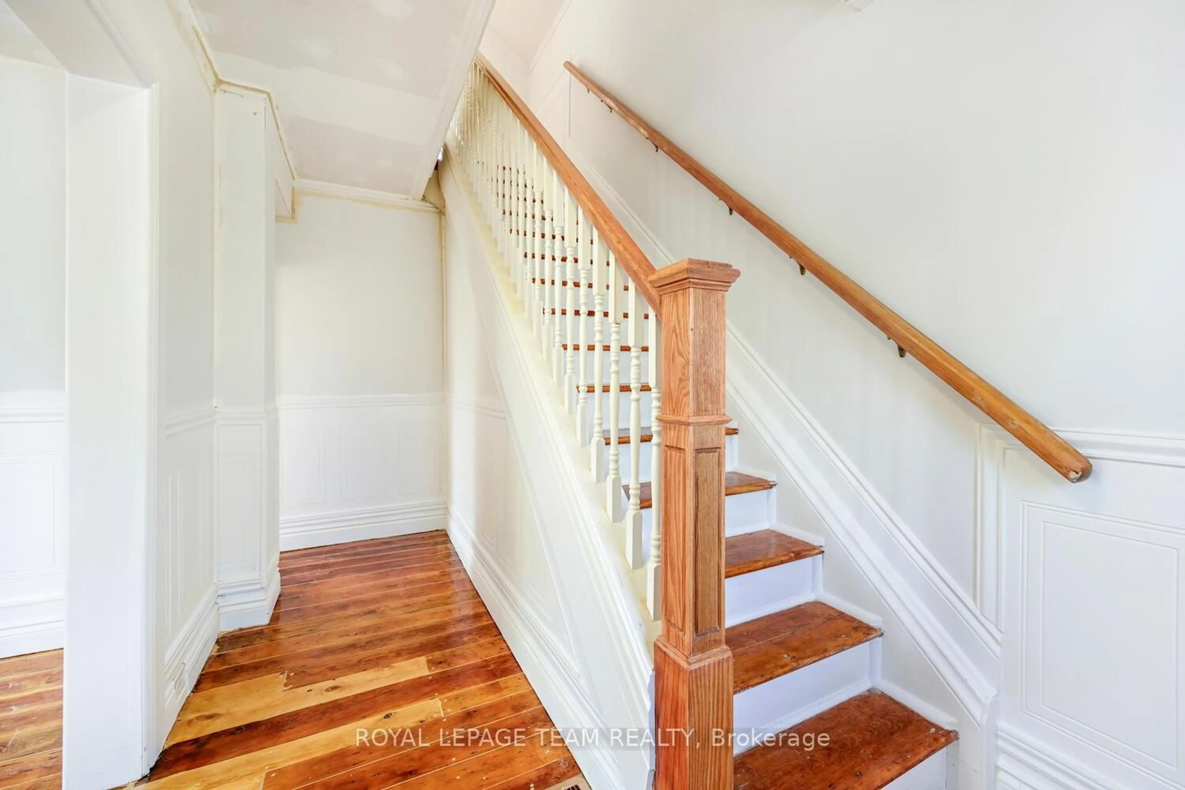 Stairs for 297 Park St, Prescott Ontario K0E 1T0