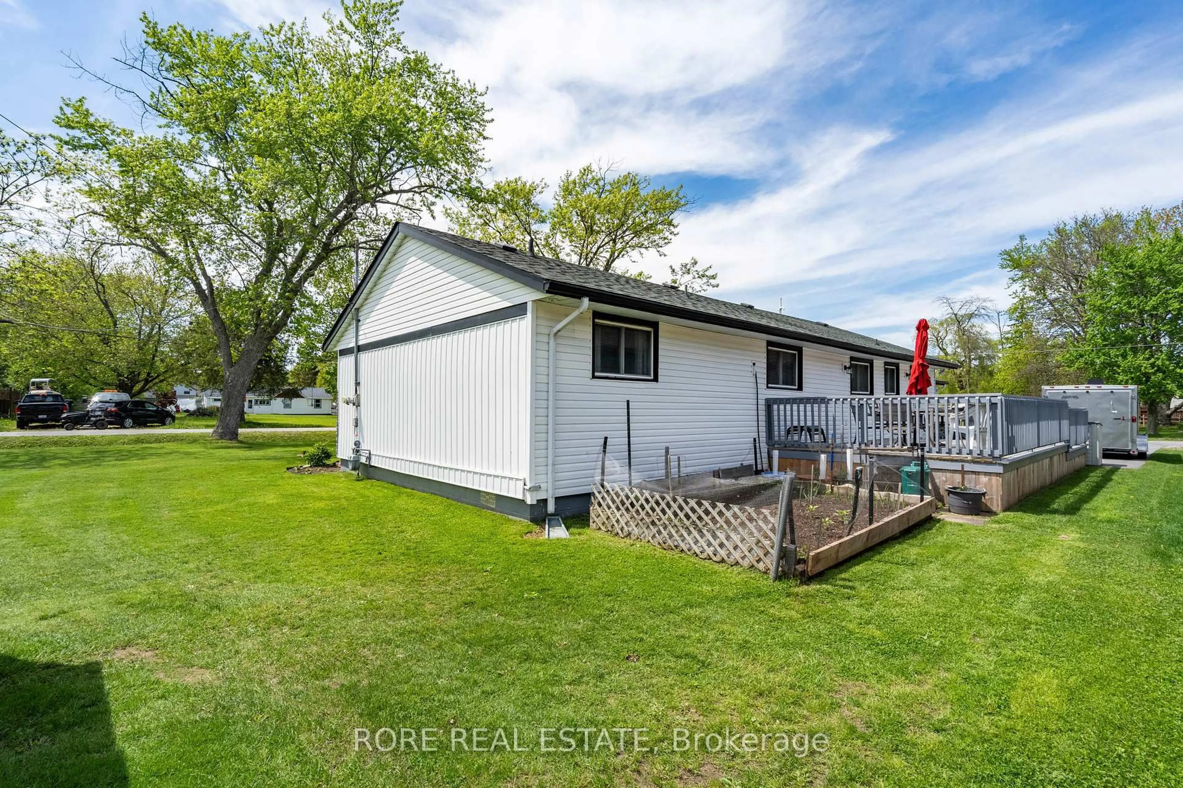 A pic from outside/outdoor area/front of a property/back of a property/a pic from drone, unknown for 128 Cook Ave, Fort Erie Ontario L0S 1N0