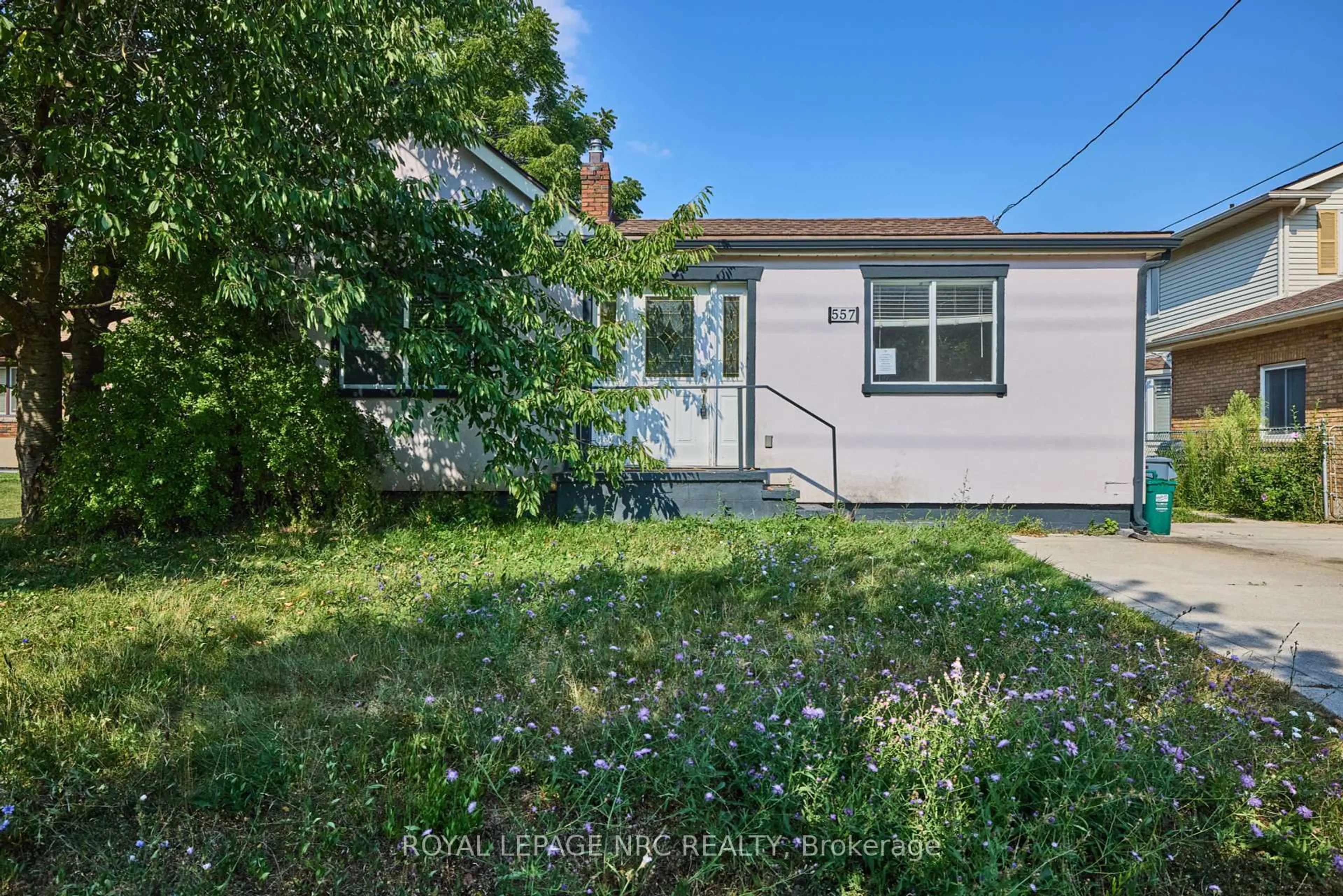 A pic from outside/outdoor area/front of a property/back of a property/a pic from drone, street for 557 Geneva St, St. Catharines Ontario L2N 2J1