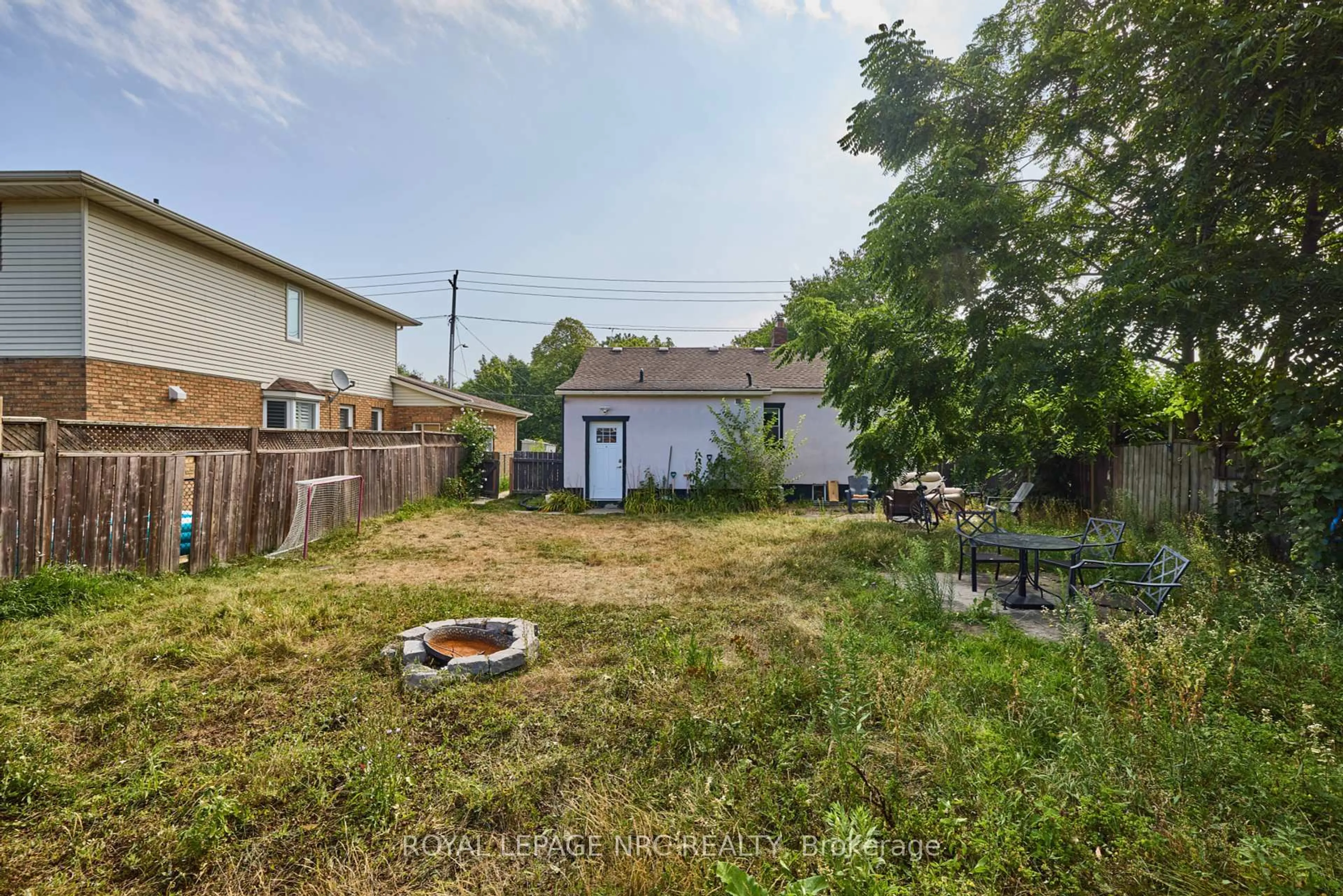 A pic from outside/outdoor area/front of a property/back of a property/a pic from drone, street for 557 Geneva St, St. Catharines Ontario L2N 2J1