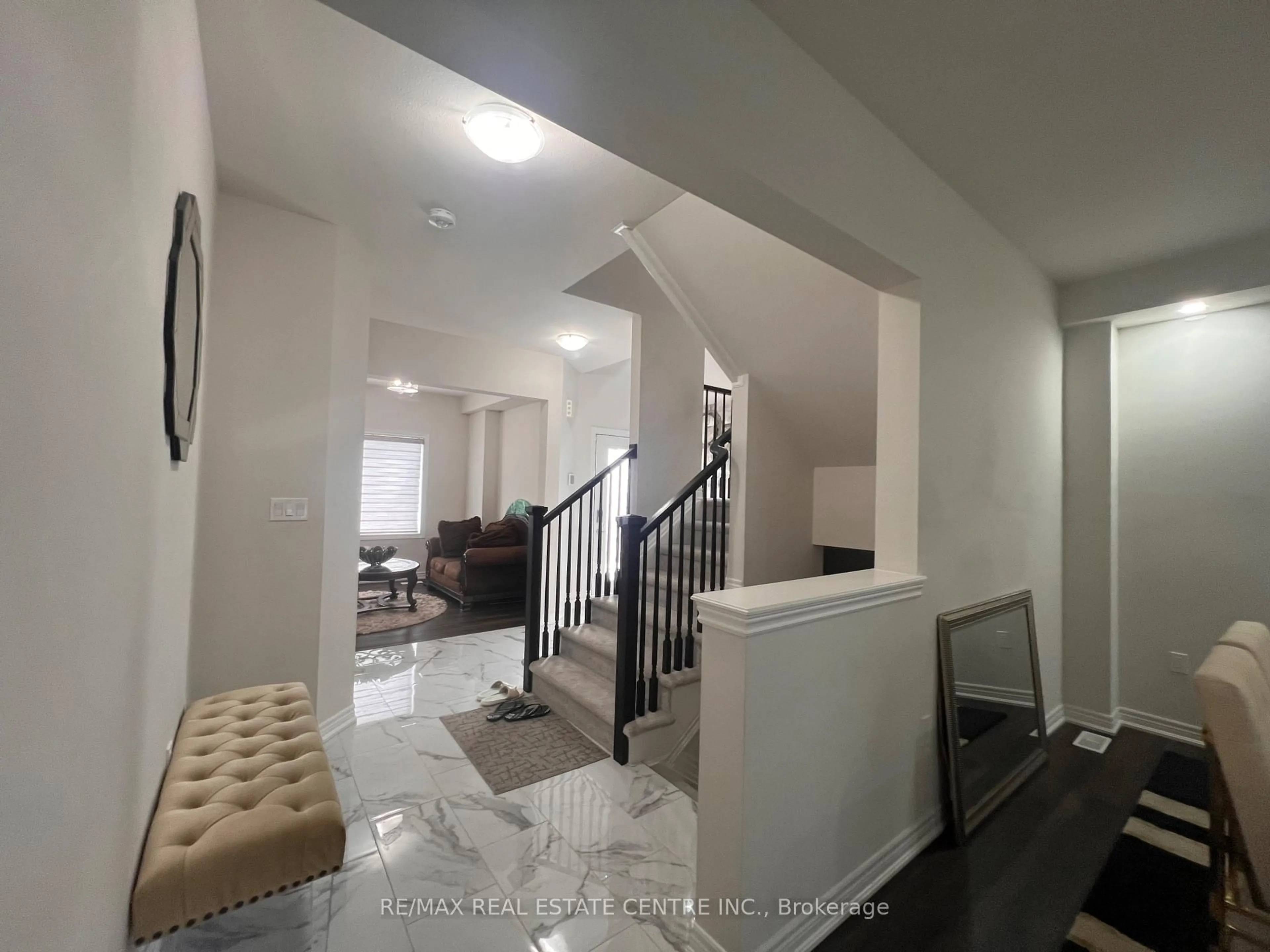 Indoor foyer for 12 Swan Ave, Pelham Ontario L0S 1E6