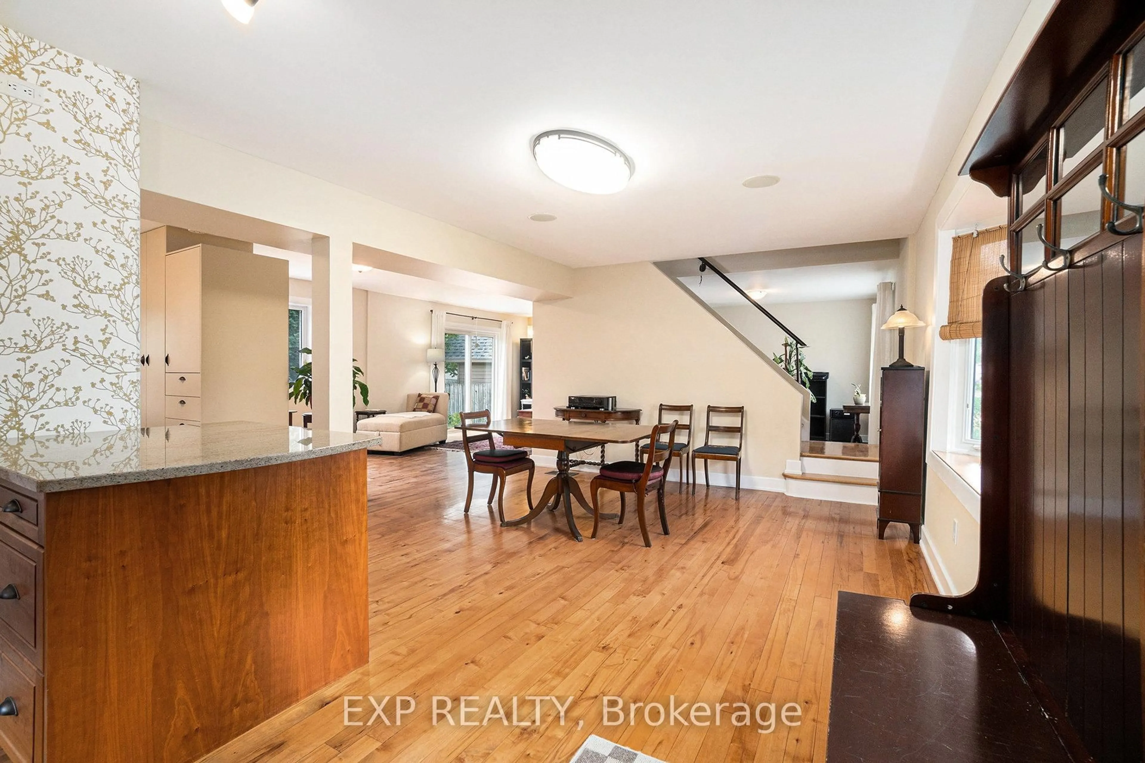 Indoor entryway for 145 General Ave, Ottawa Ontario K1Z 7W9