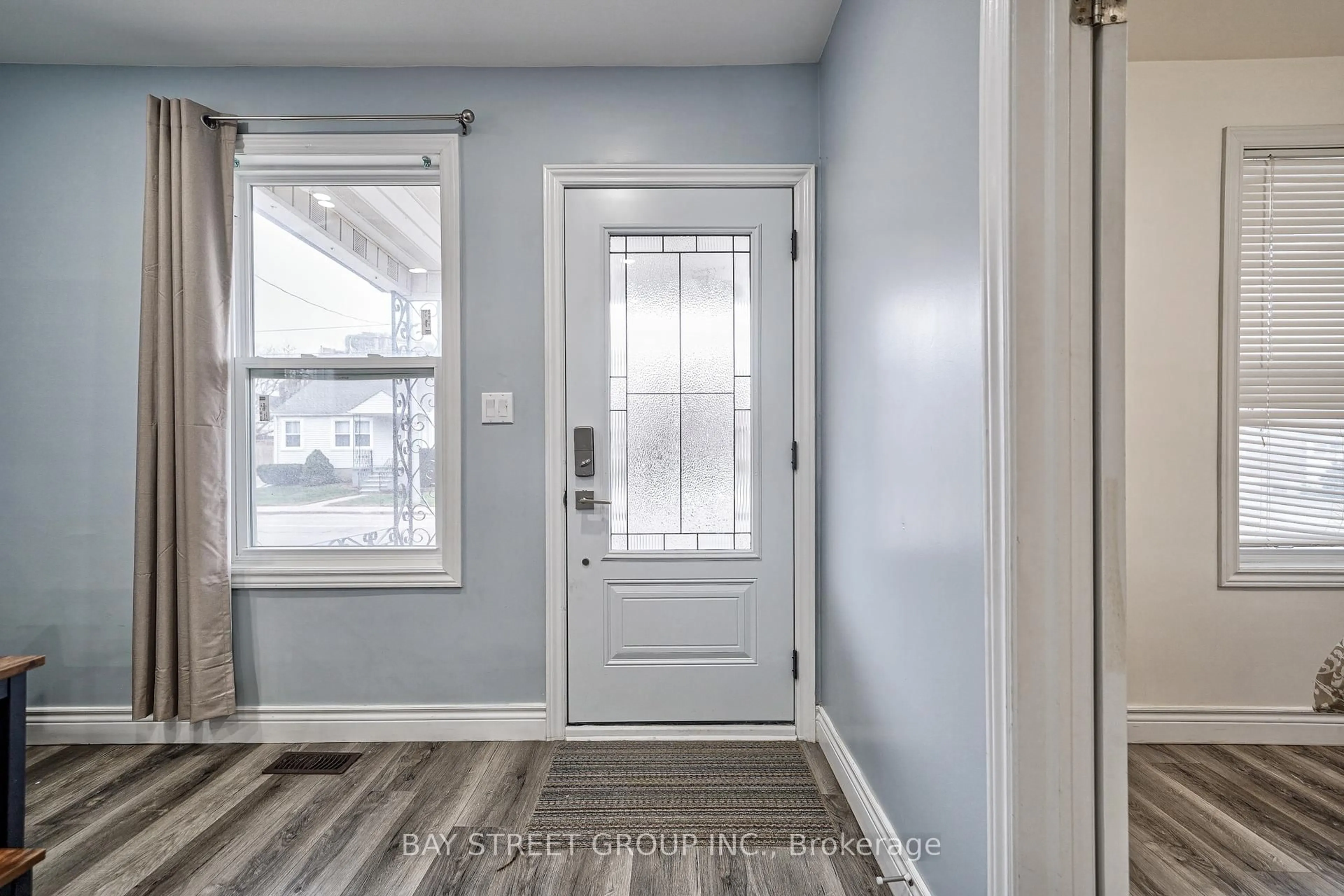 Indoor entryway for 5241 Kitchener St, Niagara Falls Ontario L2G 1B4