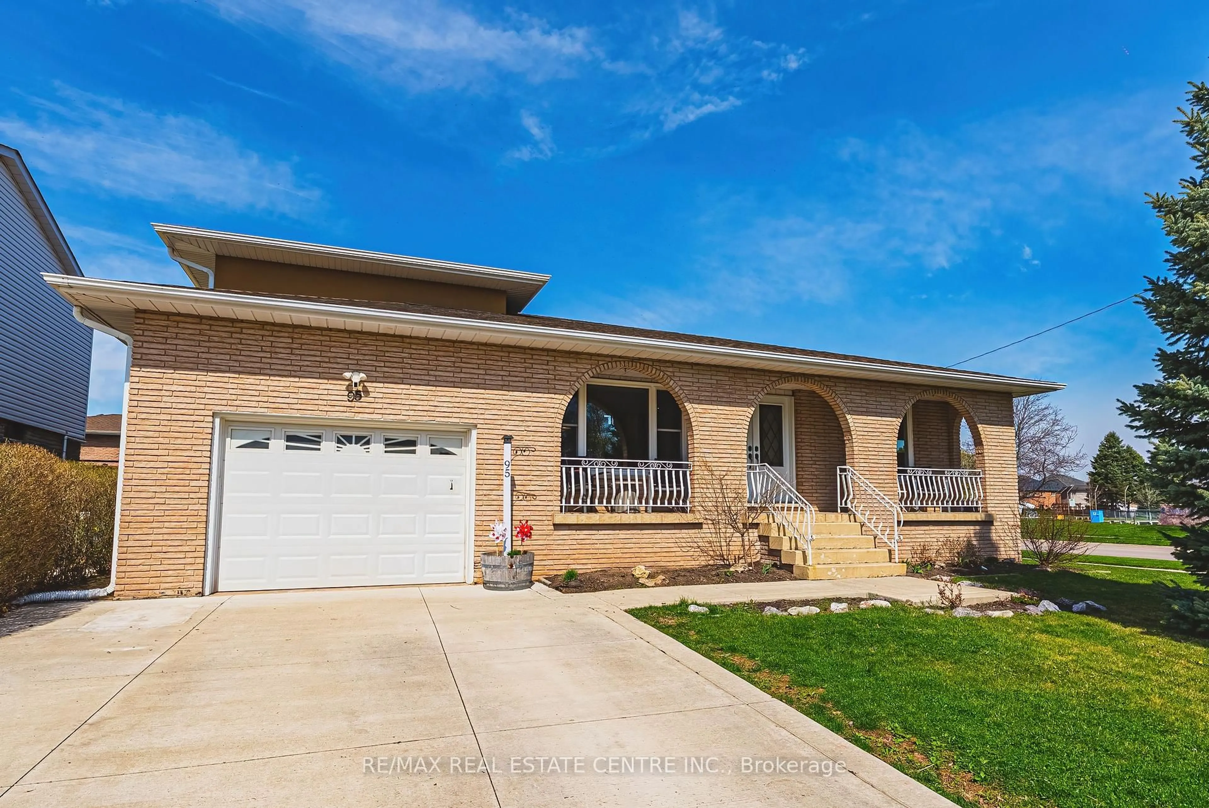 Home with brick exterior material, street for 95 Ellington Ave, Hamilton Ontario L8E 3T5
