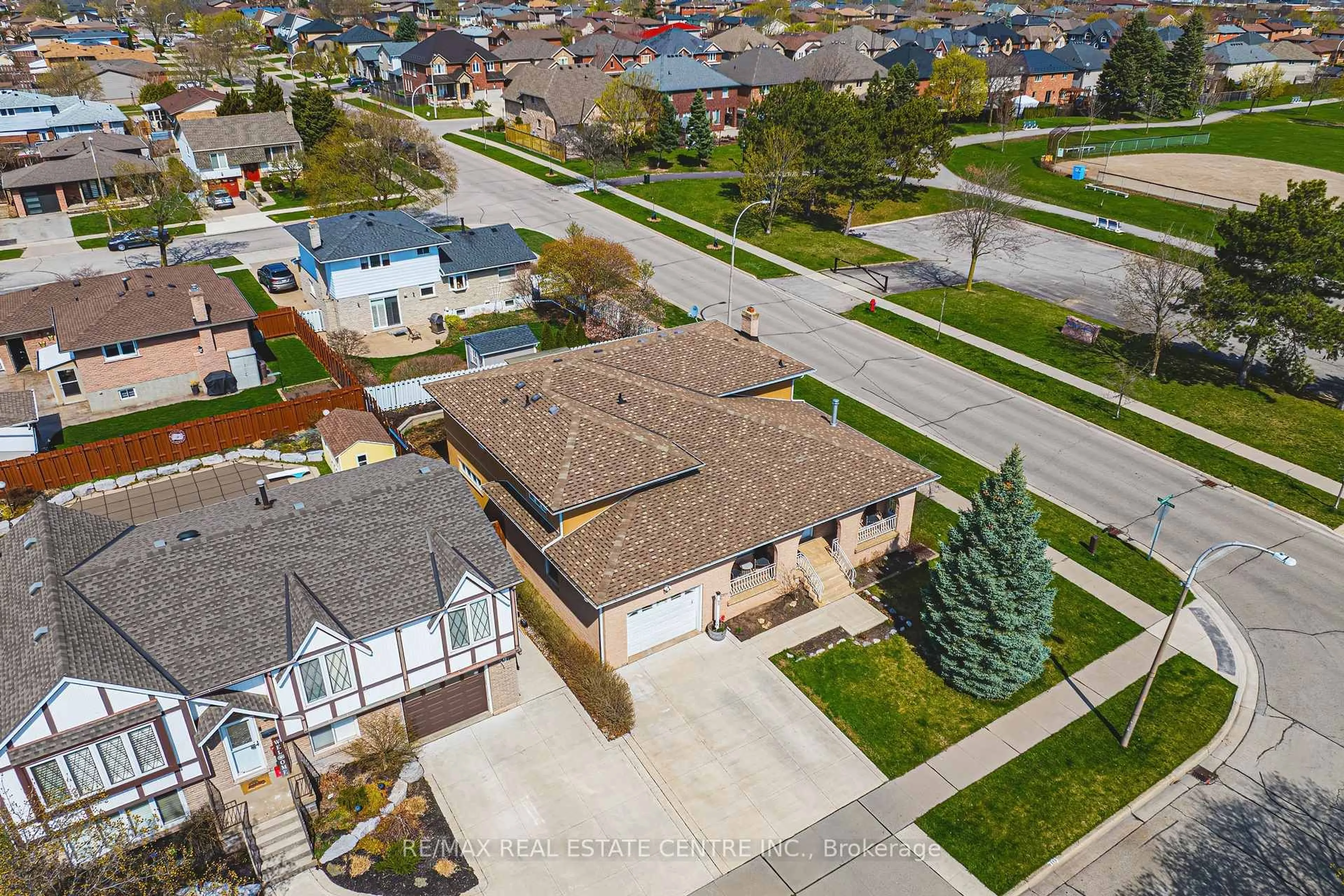 A pic from outside/outdoor area/front of a property/back of a property/a pic from drone, street for 95 Ellington Ave, Hamilton Ontario L8E 3T5