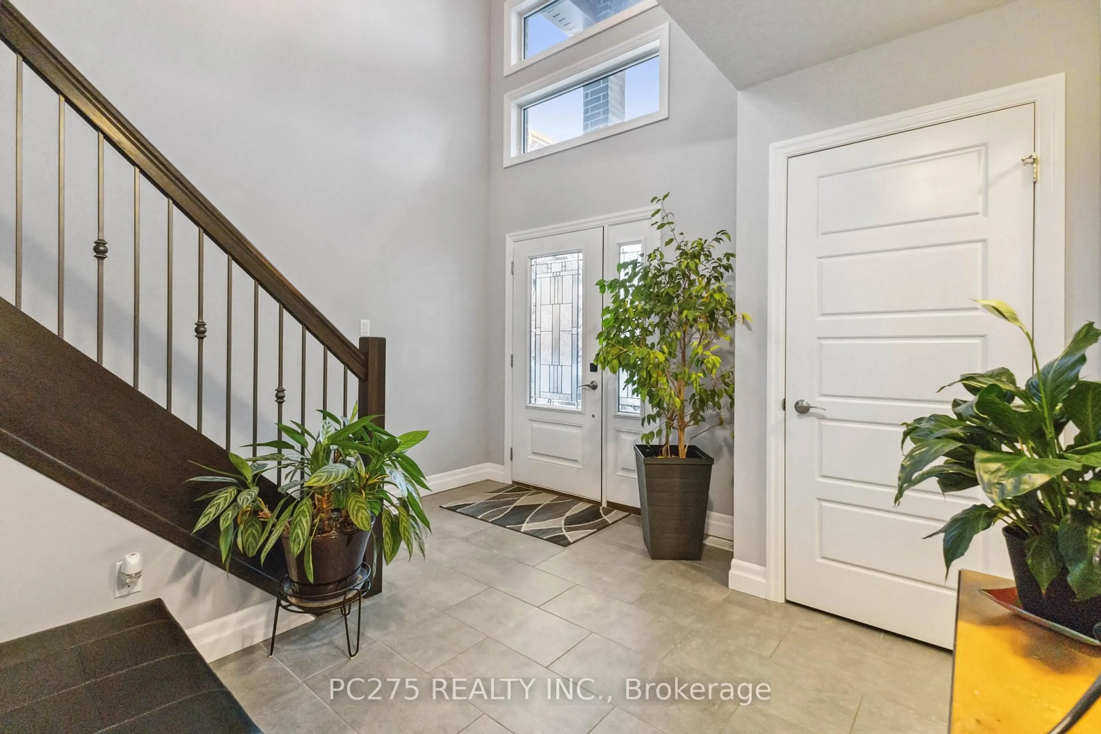 Indoor entryway for 6 Hayes St, London South Ontario N5Z 0A6