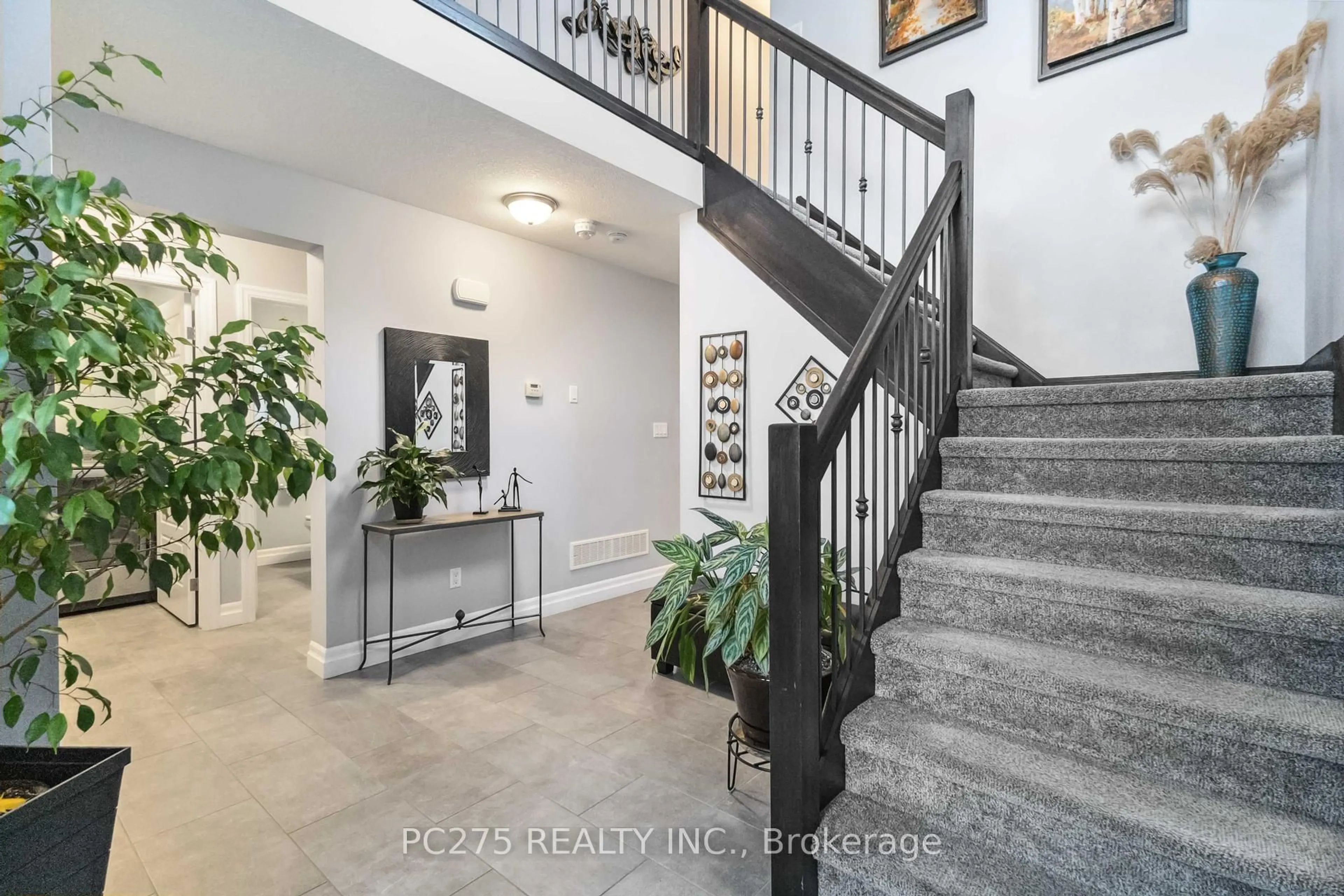 Indoor entryway for 6 Hayes St, London South Ontario N5Z 0A6