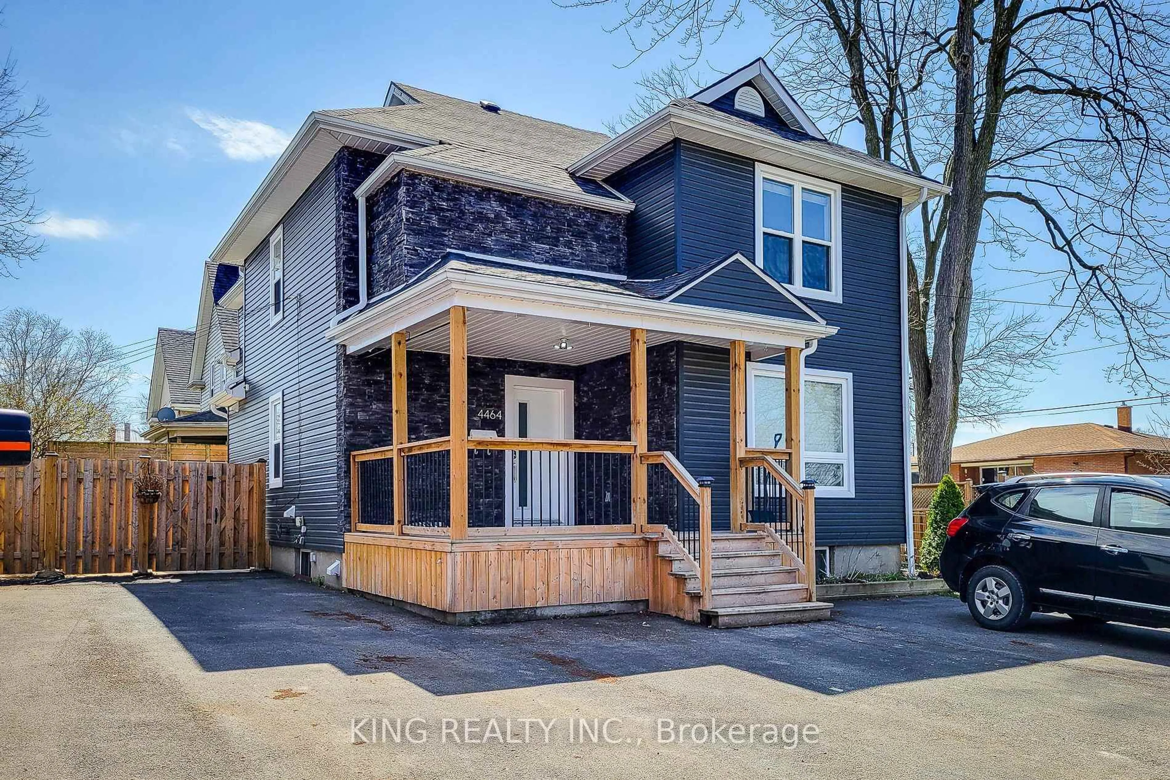 Home with vinyl exterior material, street for 4464 Ellis St, Niagara Falls Ontario L2E 1H4