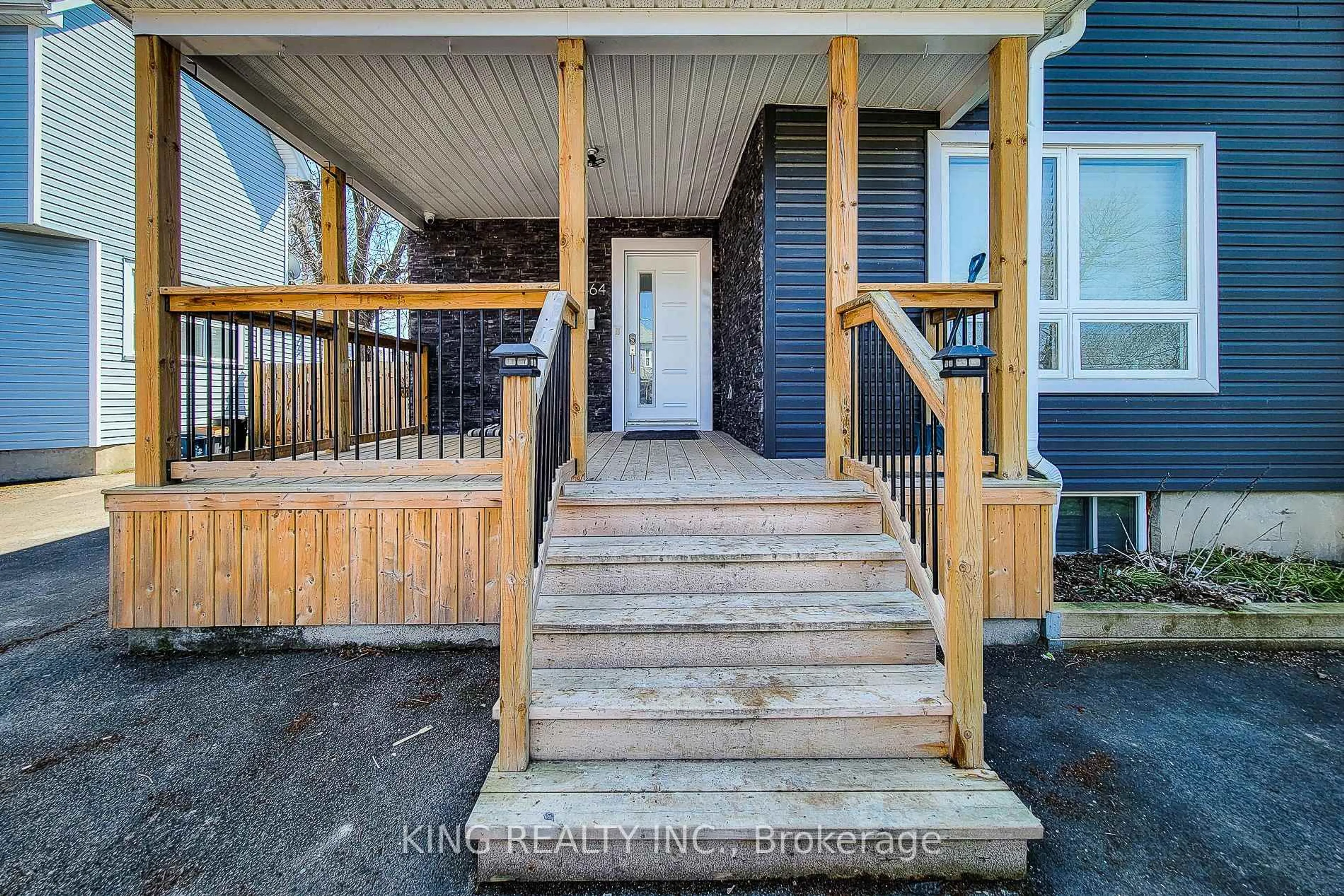 Stairs for 4464 Ellis St, Niagara Falls Ontario L2E 1H4