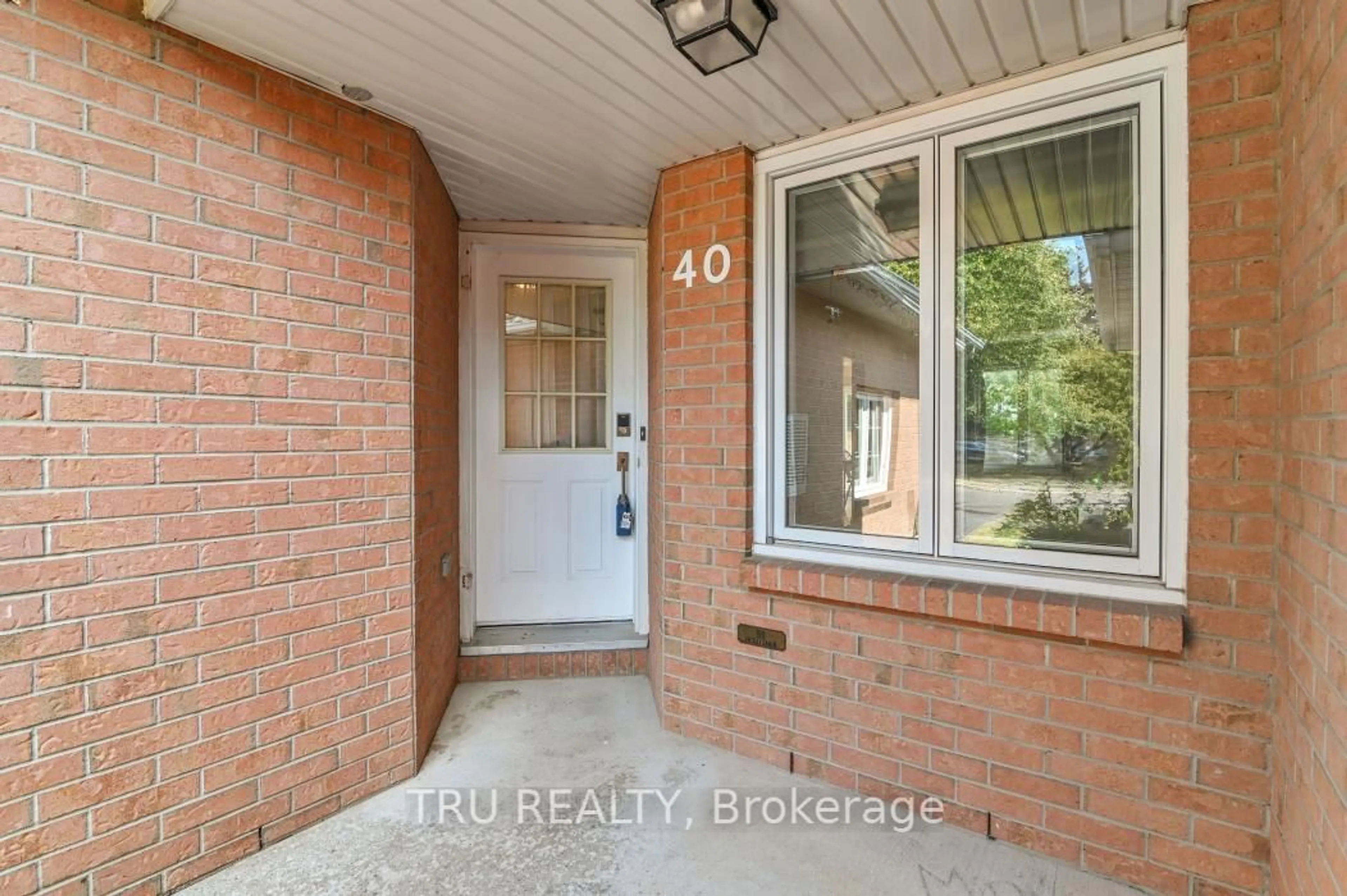 Indoor entryway for 40 Baton Crt, Kanata Ontario K2L 4C8
