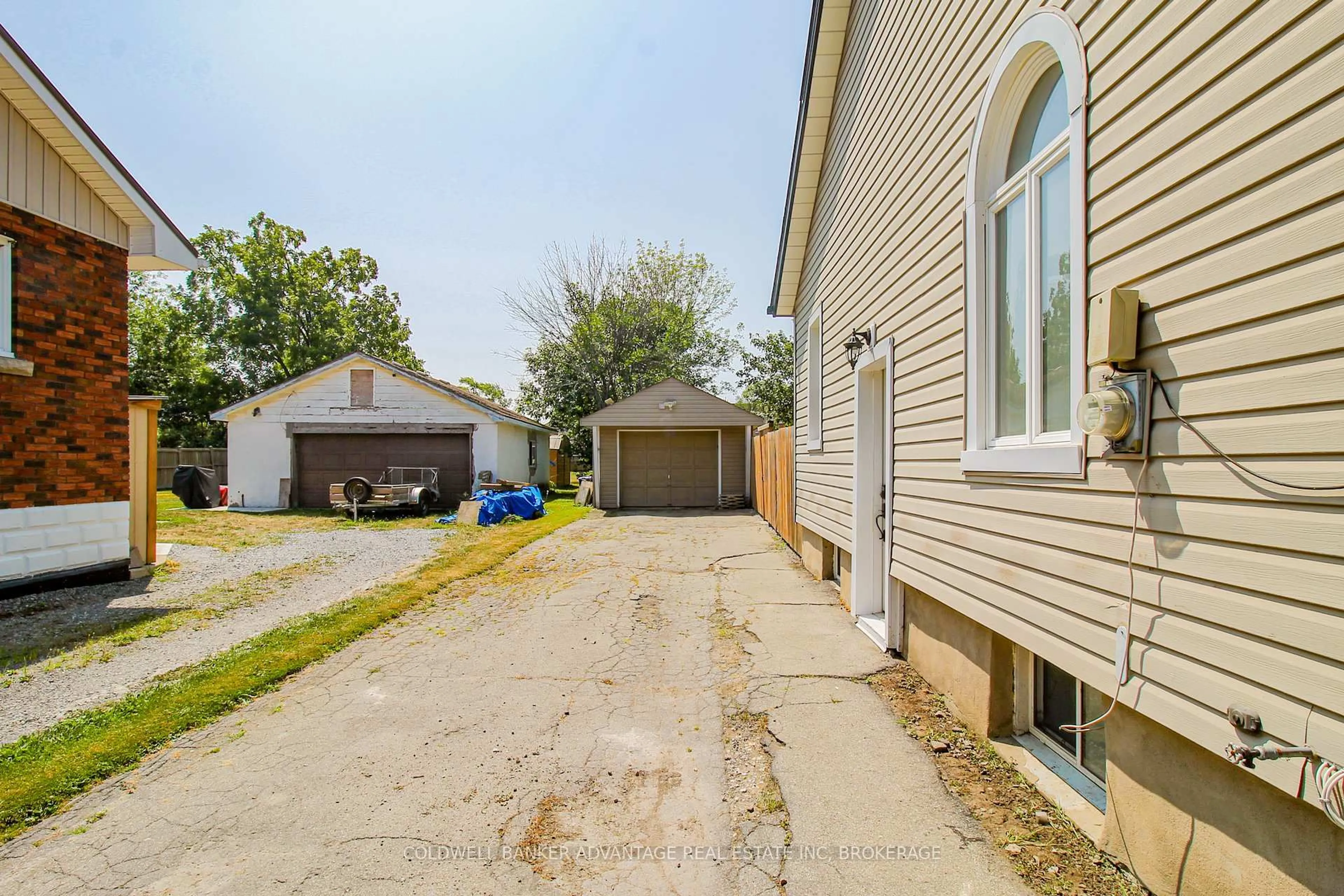 A pic from outside/outdoor area/front of a property/back of a property/a pic from drone, street for 79 Second St, Welland Ontario L3B 4T7