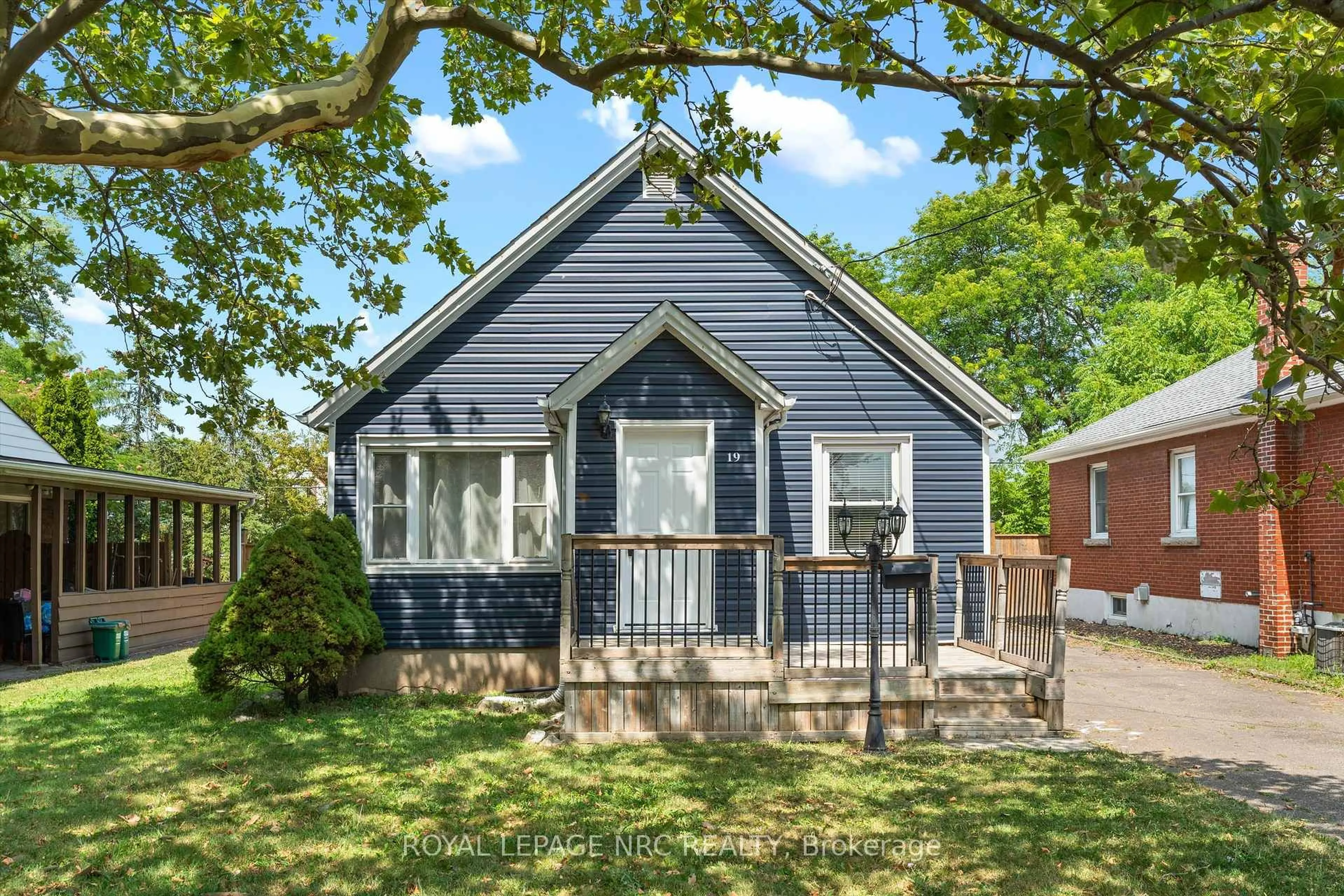 Home with vinyl exterior material, street for 19 Seymour Ave, St. Catharines Ontario L2P 1A3
