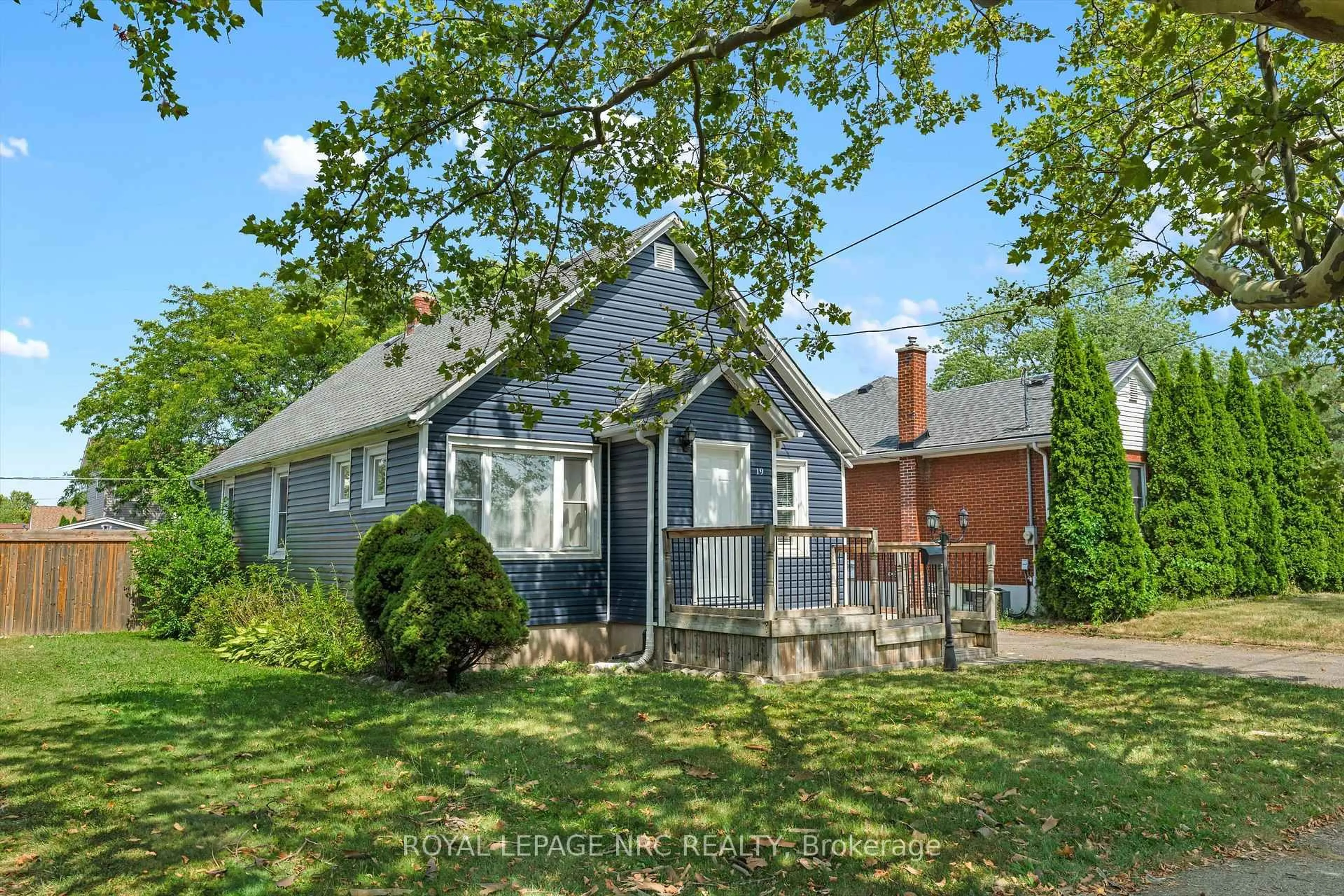 A pic from outside/outdoor area/front of a property/back of a property/a pic from drone, street for 19 Seymour Ave, St. Catharines Ontario L2P 1A3