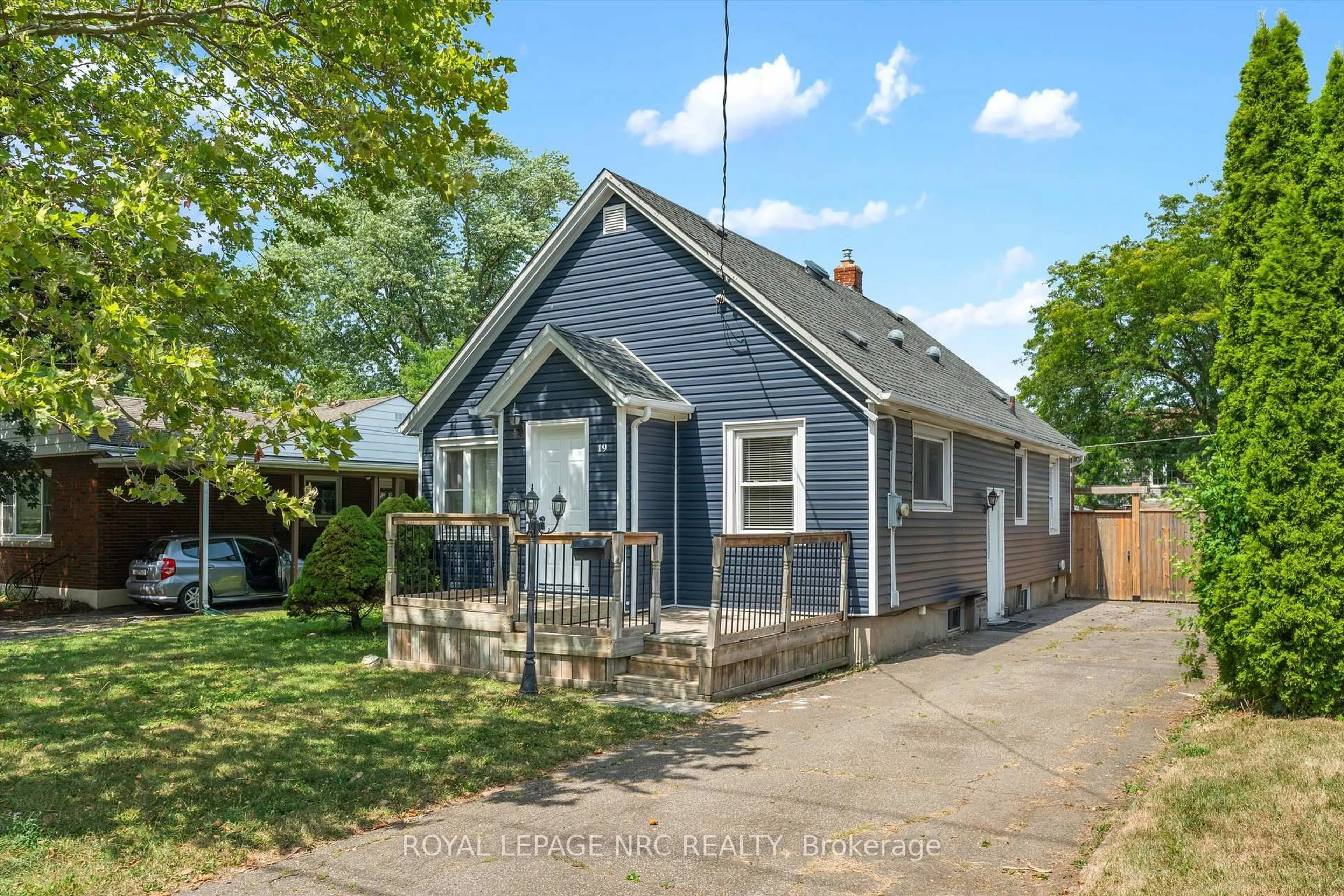 Home with vinyl exterior material, street for 19 Seymour Ave, St. Catharines Ontario L2P 1A3
