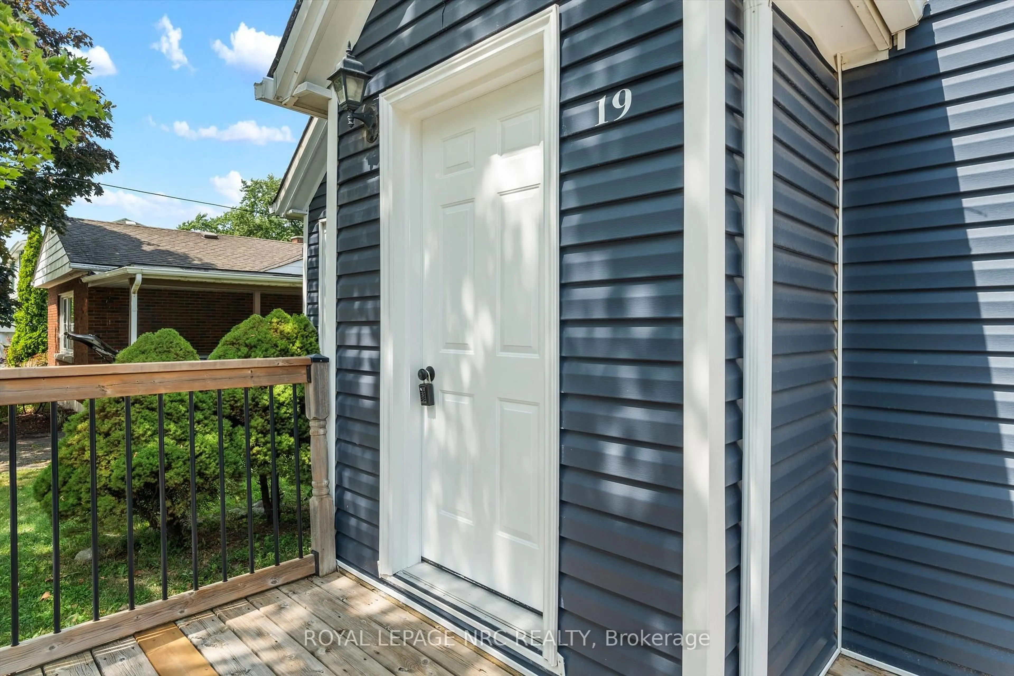 Home with vinyl exterior material, street for 19 Seymour Ave, St. Catharines Ontario L2P 1A3
