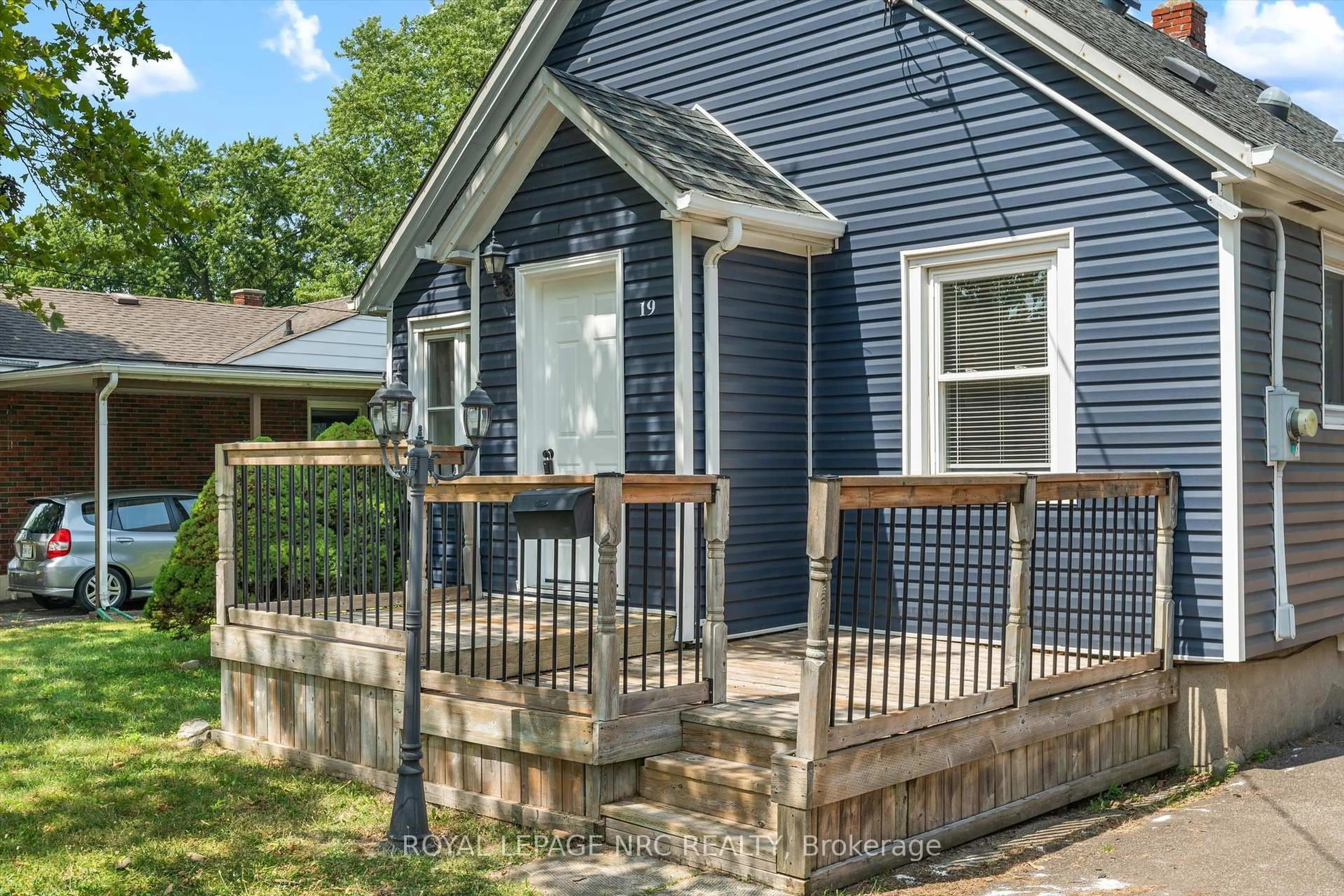 Home with vinyl exterior material, street for 19 Seymour Ave, St. Catharines Ontario L2P 1A3