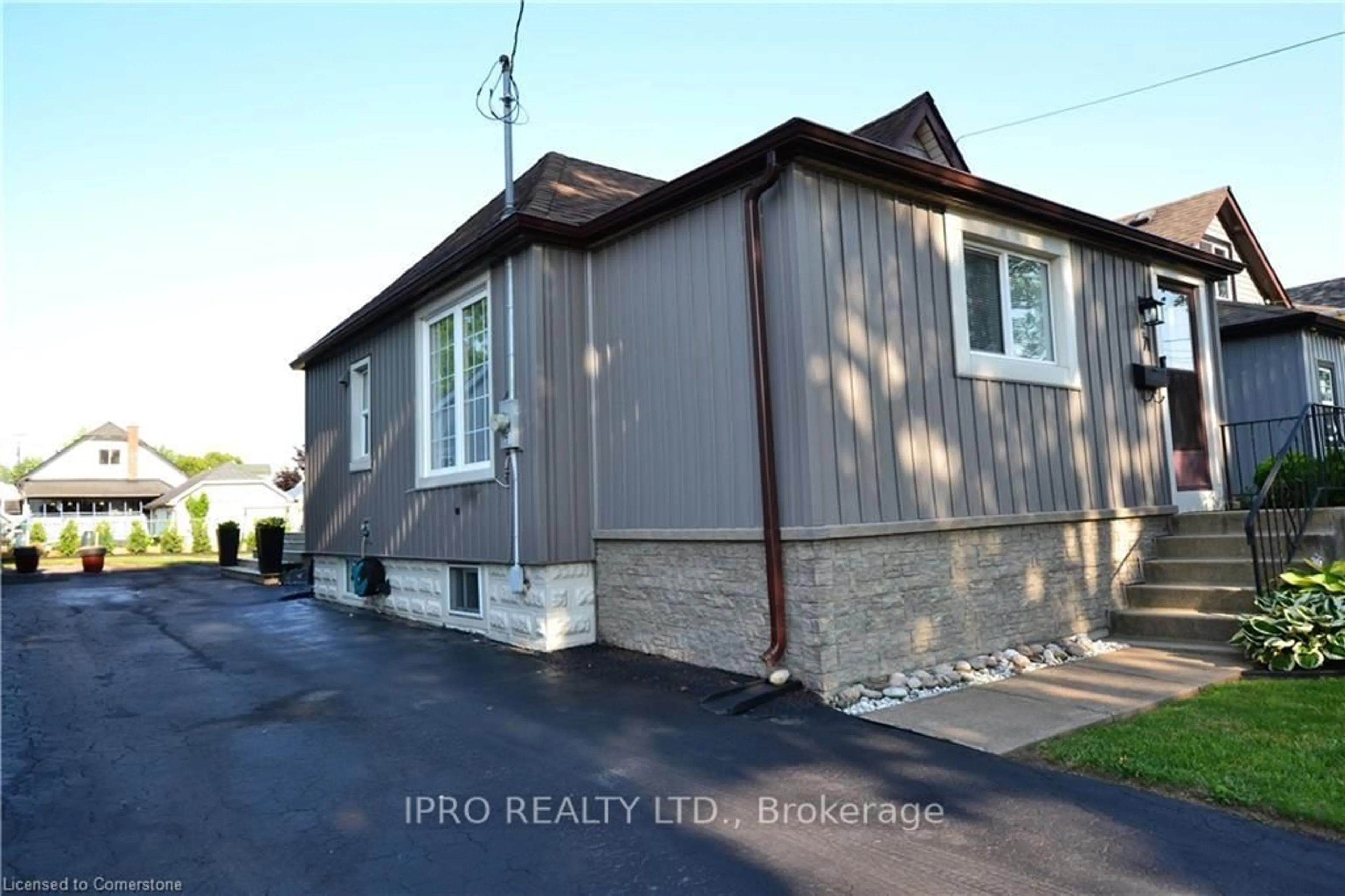 Home with vinyl exterior material, street for 71 Deere St, Welland Ontario L3B 2L7