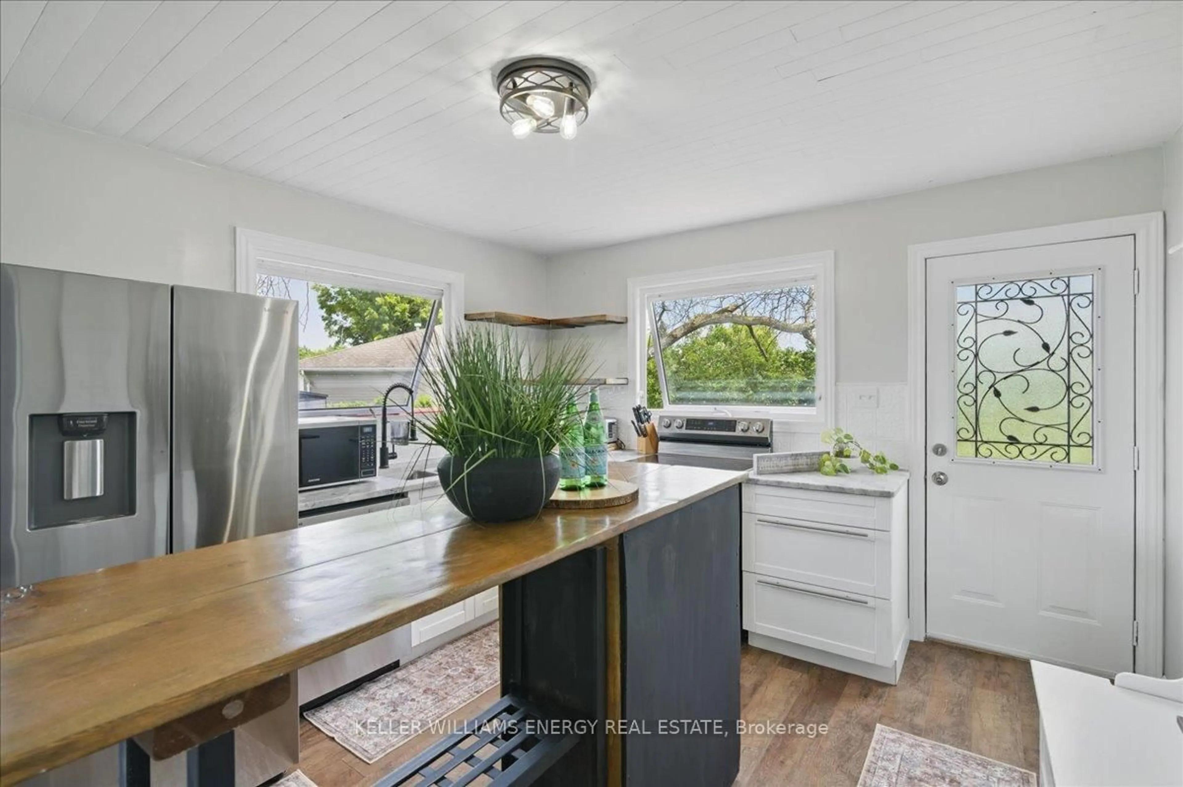 Open concept kitchen, ceramic/tile floor for 33 Lila Crt, Kawartha Lakes Ontario K0L 2W0