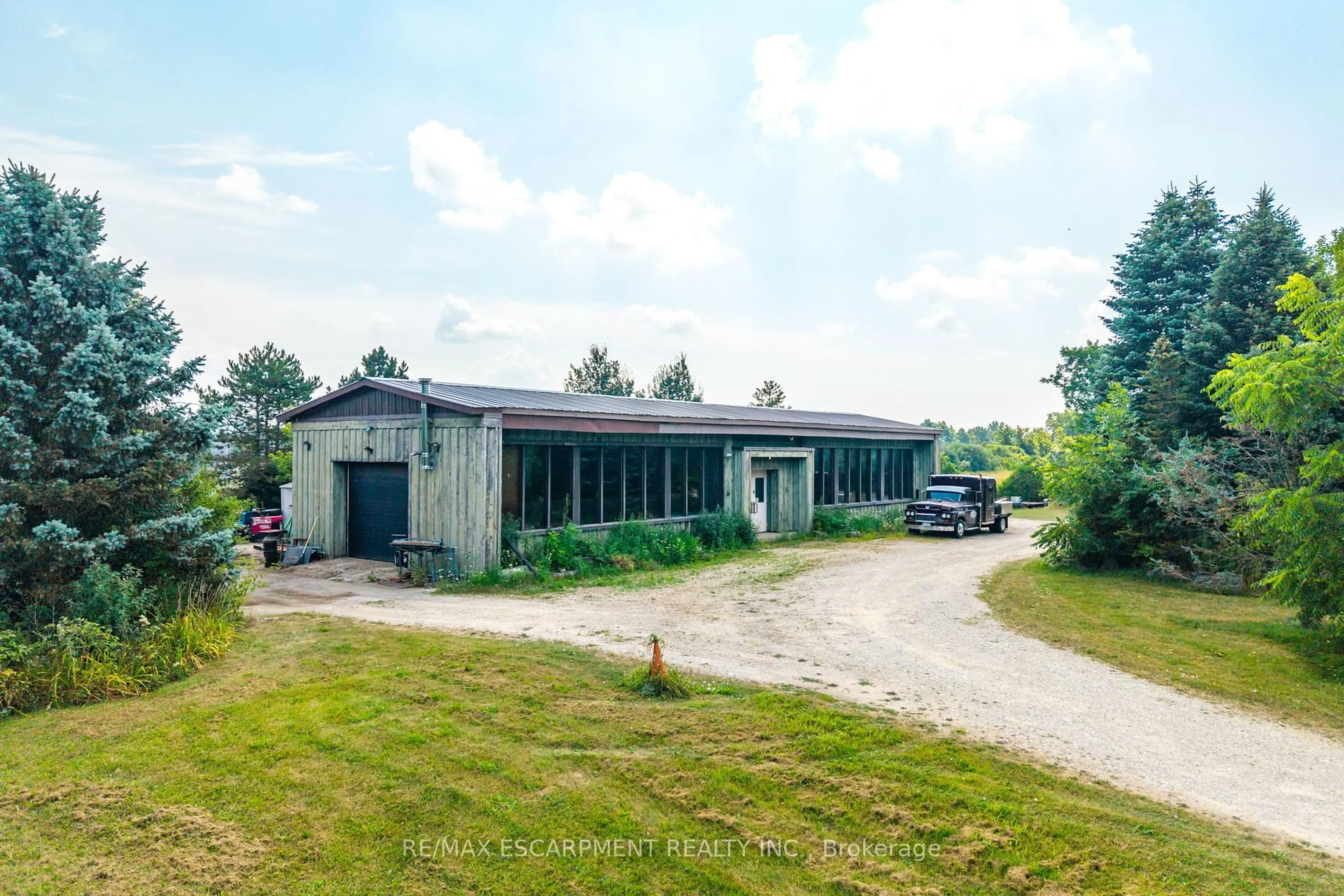A pic from outside/outdoor area/front of a property/back of a property/a pic from drone, building for 1090 Brock Rd, Hamilton Ontario L9H 5E4