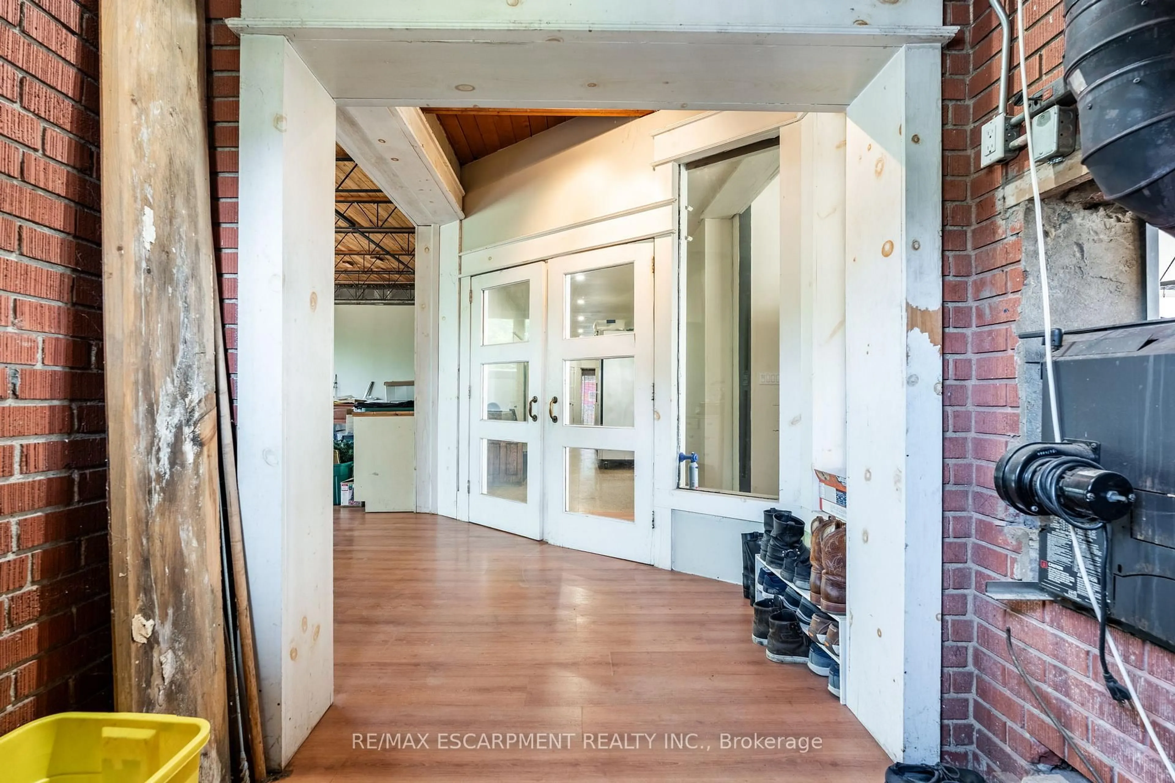 Indoor entryway for 1090 Brock Rd, Hamilton Ontario L9H 5E4