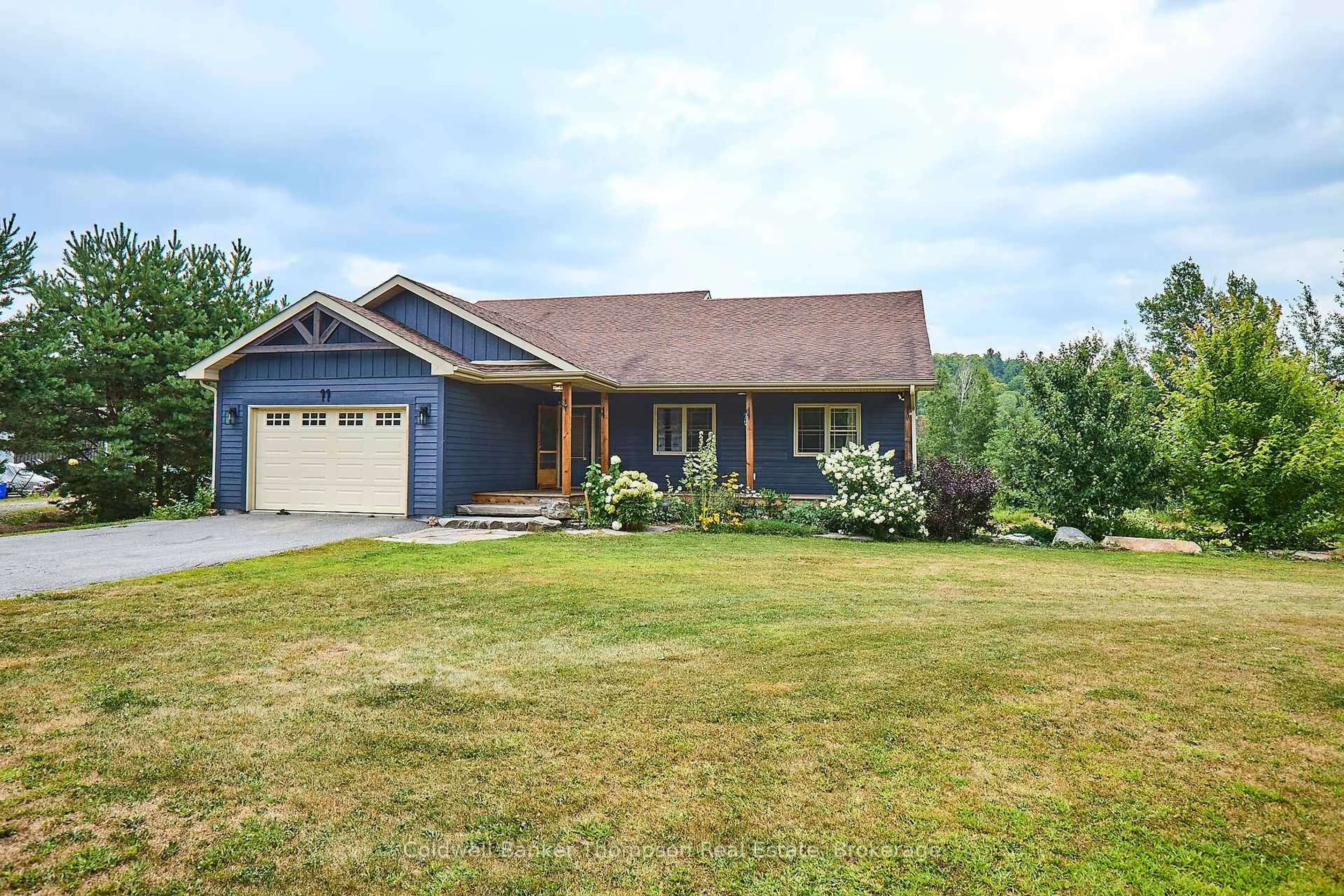 Home with vinyl exterior material, street for 11 Thomas Cres, Huntsville Ontario P1H 2M3