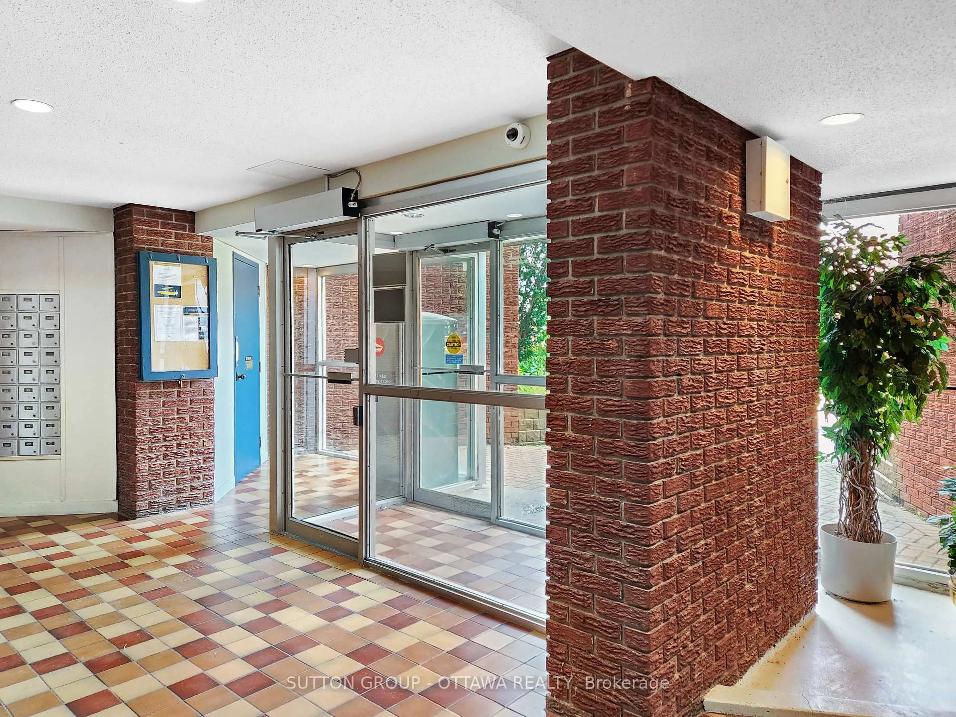 Indoor foyer for 2044 Arrowsmith Dr #202A, Ottawa Ontario K1J 7V8