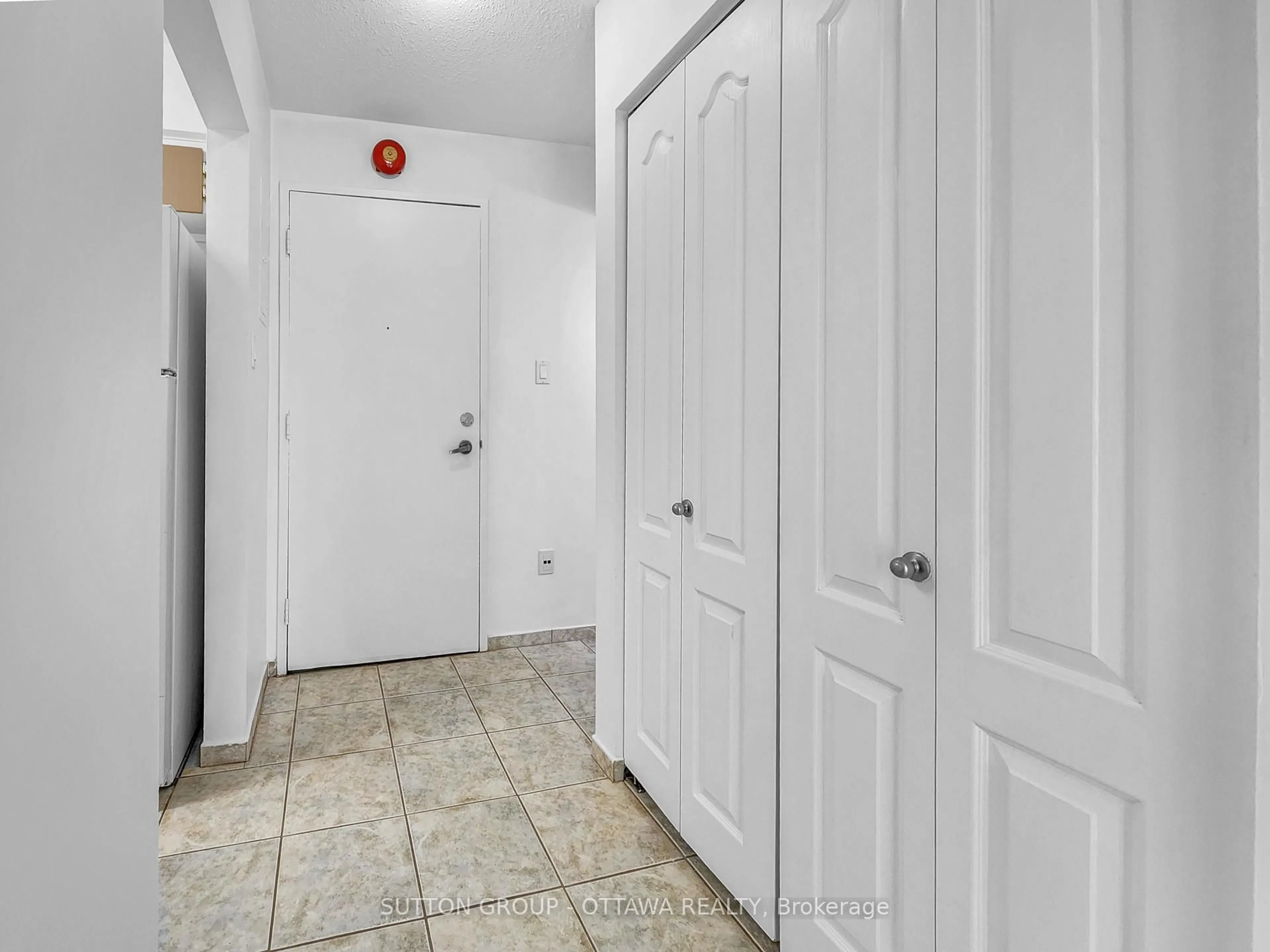 Indoor entryway for 2044 Arrowsmith Dr #202A, Ottawa Ontario K1J 7V8