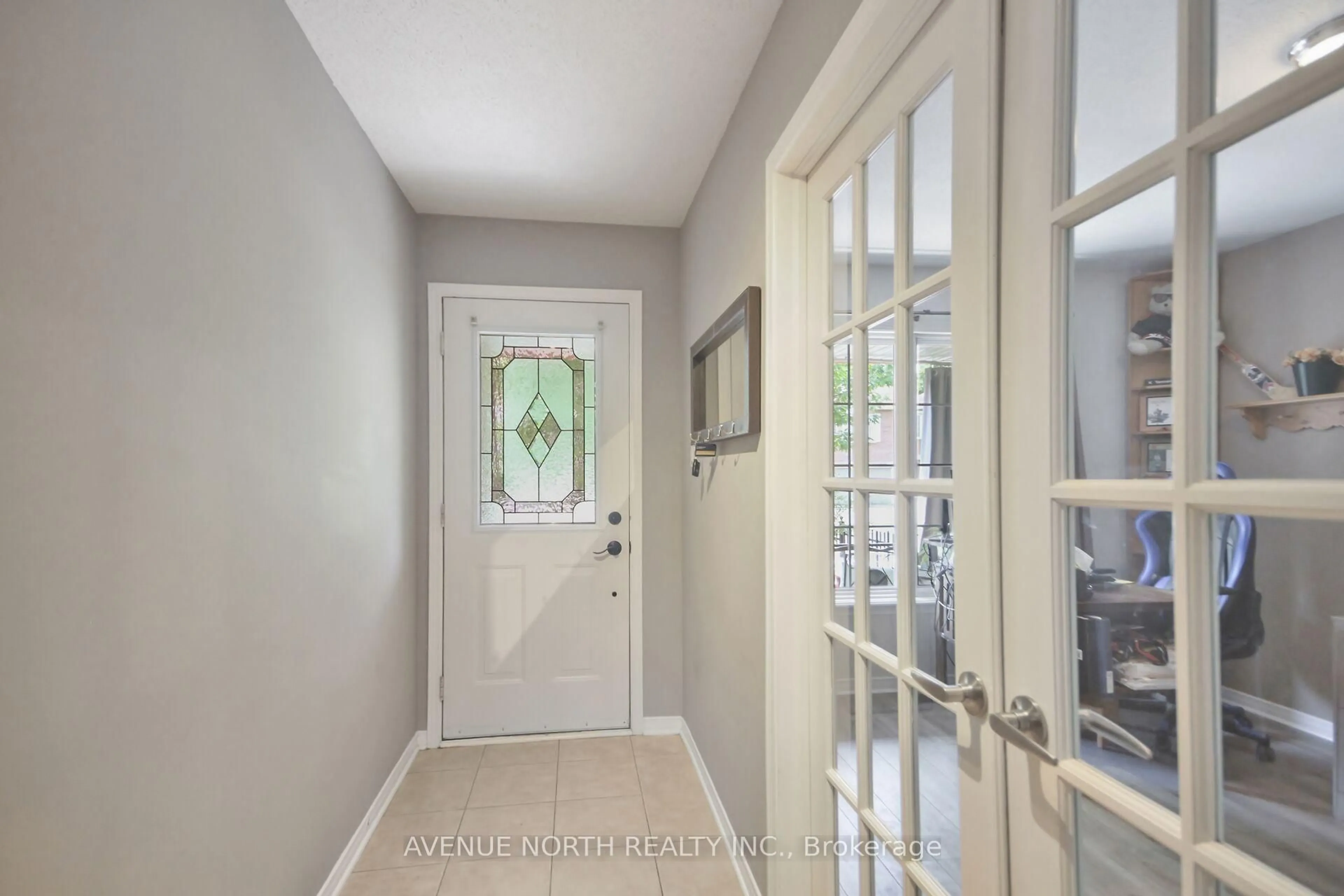 Indoor entryway for 57 Macassa Circ, Ottawa Ontario K2T 1J8