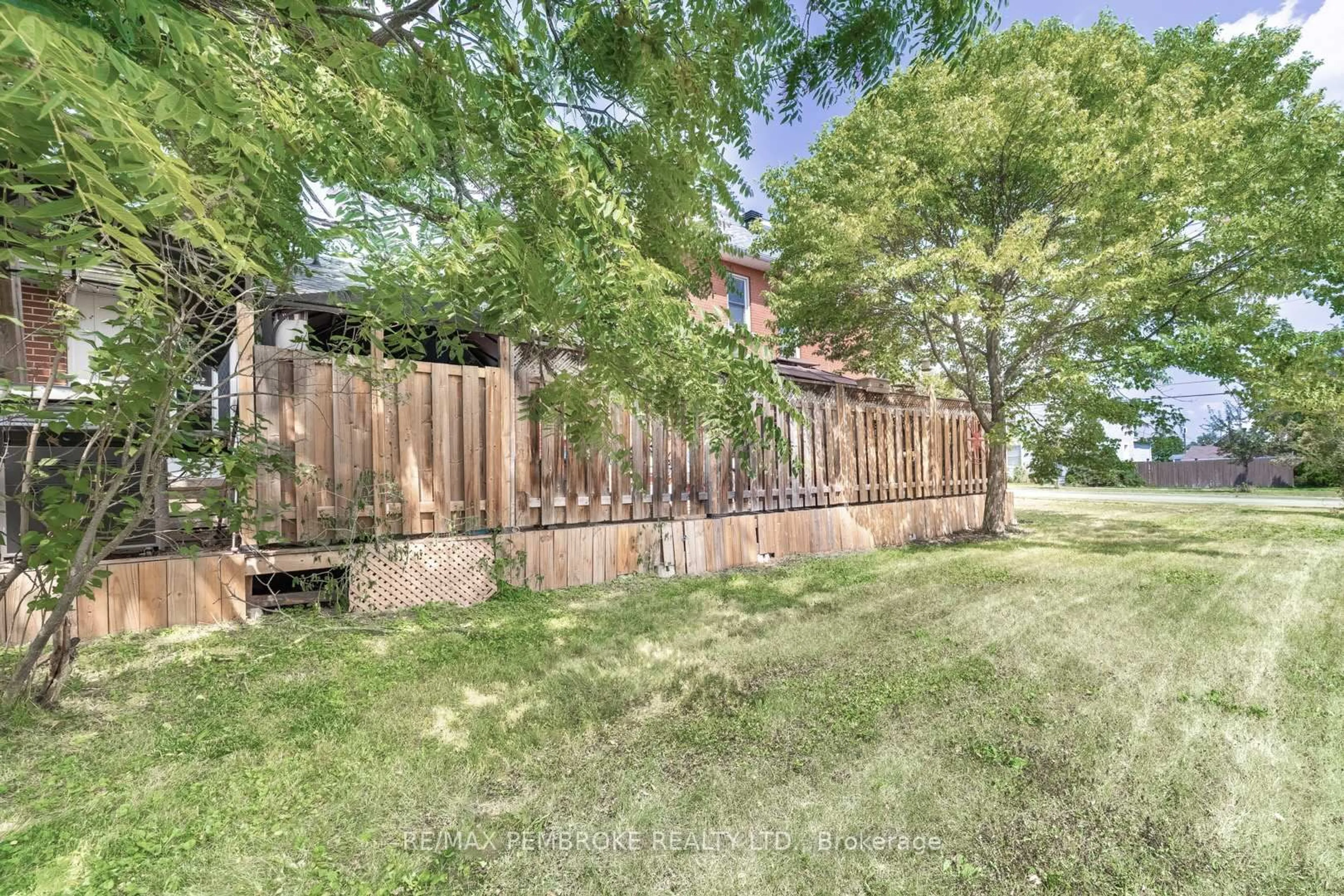 Unknown for 402 Christie St, Pembroke Ontario K8A 4R9